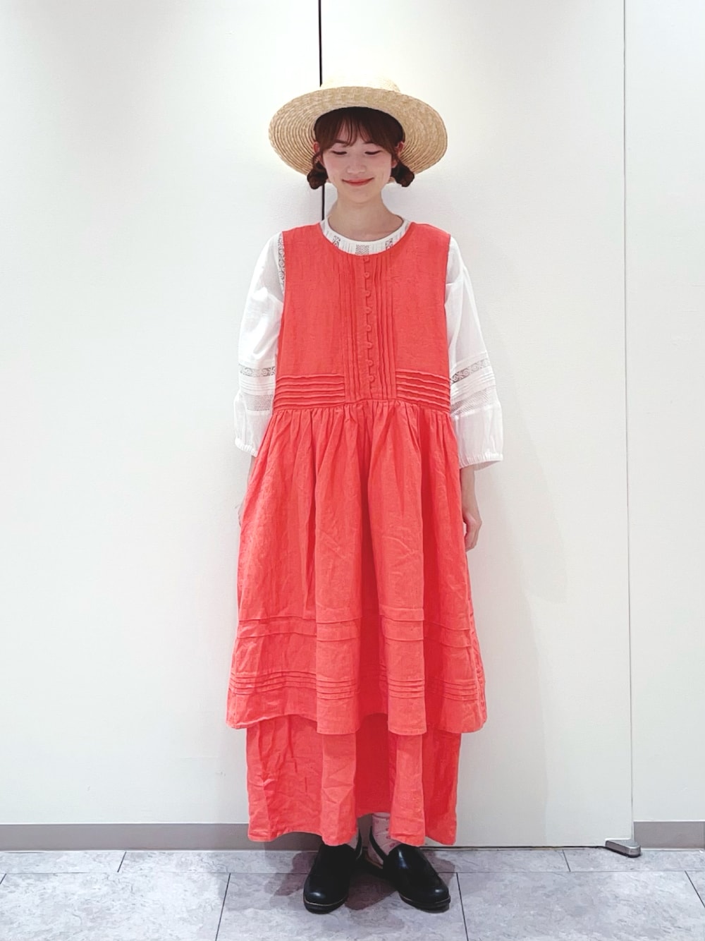 「TSUHARU by Samansa Mos2、Samansa Mos2、ワンピース、リネン、ブラウス、レース、レッド、カンカン帽、タッセル、ナチュラル、ガーリー、夏コーデ」｜「TSUHARU by Samansa Mos2の【WEB限定 Sサイズ】ノースリピンタックワンピース（ワンピース、レッド系）」を使った、かえでさん（レディース・156cm）の春コーディネートの1枚目の写真