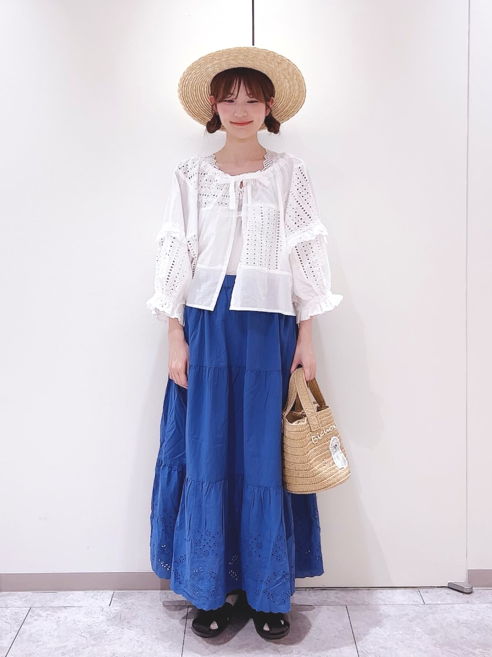 「Samansa Mos2、サマンサ モスモス(Samansa Mos2)、ブラウス、ボレロ、レーストップス、レースインナー、スカート、ティアードスカート、裾レース、ブルー、カンカン帽、かごバッグ、サンダル、ナチュラル、夏コーデ」｜「Samansa Mos2のレースボレロブラウス（シャツ/ブラウス、ホワイト系）」を使った、かえでさん（レディース・156cm）の夏コーディネートの1枚目の写真
