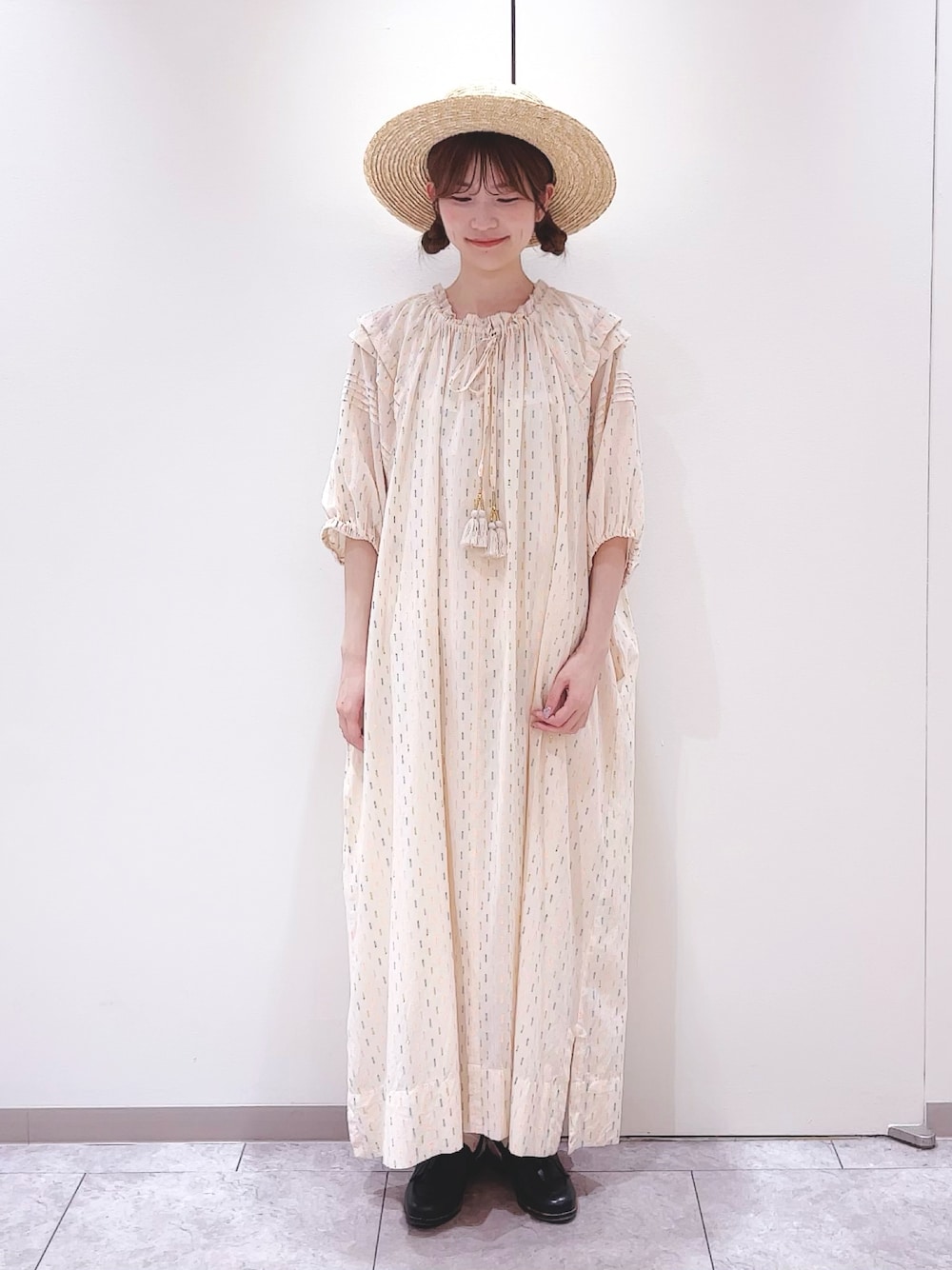 「TSUHARU by Samansa Mos2、Samansa Mos2、ワンピース、ベージュ、刺繍、タッセルローファー、タッセル、カンカン帽、ナチュラル、ガーリー、夏コーデ」｜「TSUHARU by Samansa Mos2の【WEB限定 Sサイズ】カラフルドビータッセル付きワンピース（ワンピース、ホワイト系）」を使った、かえでさん（レディース・156cm）の春コーディネートの1枚目の写真