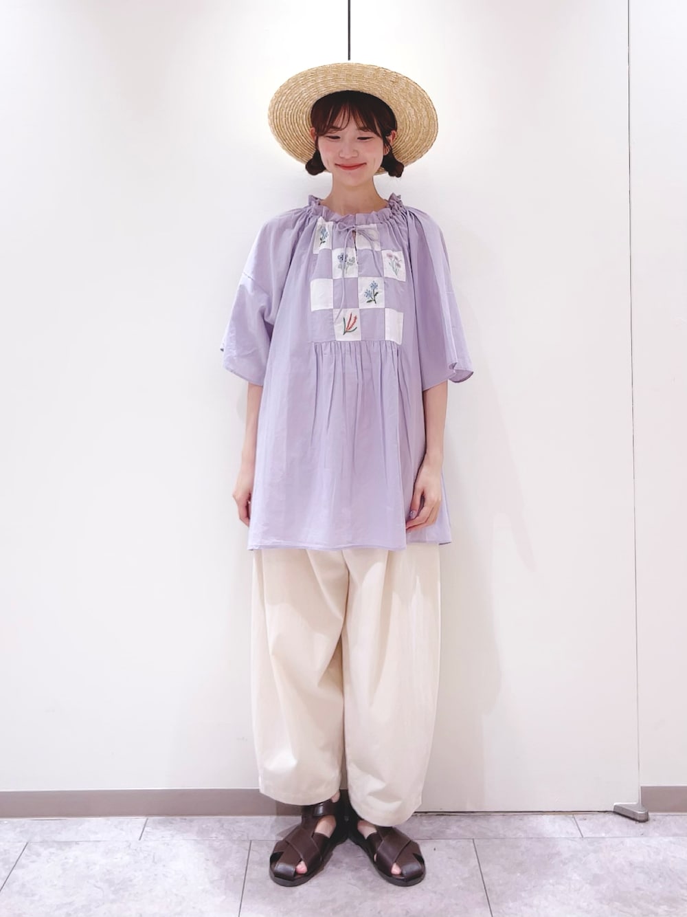 「Samansa Mos2、サマンサ モスモス(Samansa Mos2)、パッチワーク、チュニック、刺繍、パンツスタイル、タックパンツ、カンカン帽、サンダル、ラベンダー、ナチュラル、カジュアル、夏コーデ」｜「Samansa Mos2のパッチワーク刺繍チュニックブラウス（チュニック、パープル系）」を使った、かえでさん（レディース・156cm）の春コーディネートの1枚目の写真