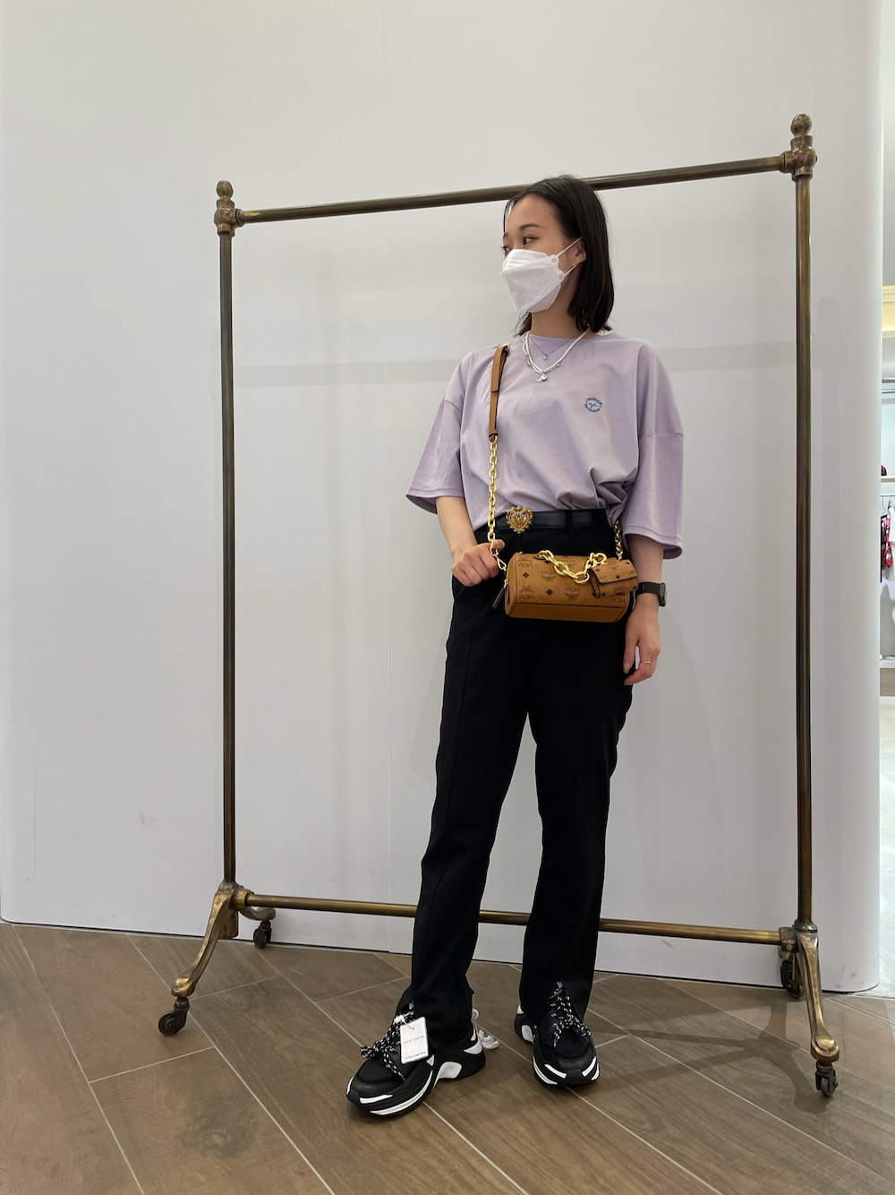「ショルダーバッグ、Tシャツ、スラックス、MCM、ウエストマーク、タックイン、厚底シューズ、フレアパンツ、夏コーデ、厚底スニーカー」｜「DANKE SCHONのアイテム（Tシャツ/カットソー、パープル系）」を使った、ゆうさん（レディース・157cm）の夏コーディネートの1枚目の写真