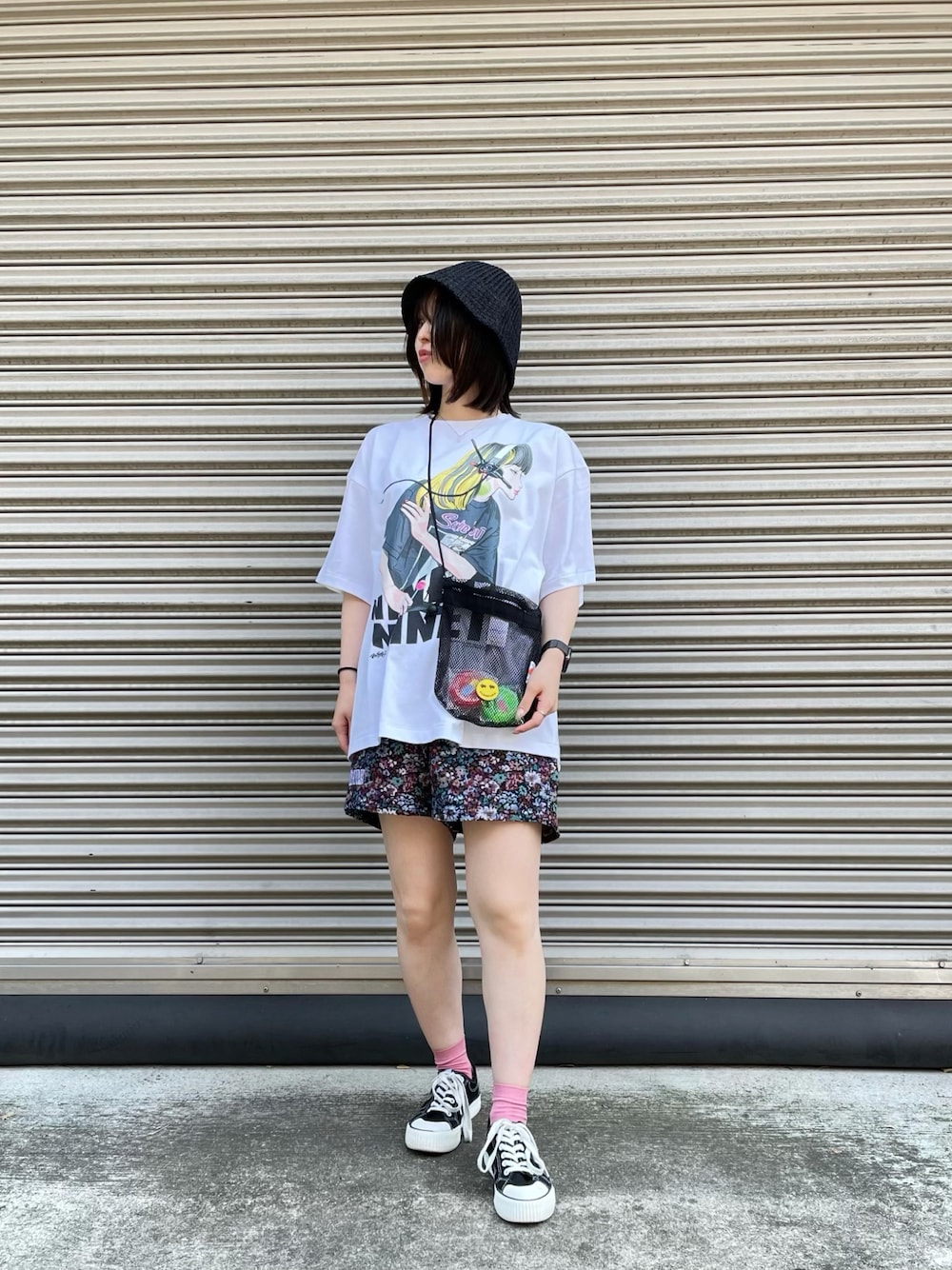 「ハーフパンツ、ショートパンツ、花柄、柄パンツ、パンツスタイル、オーバーサイズ、グラフィックＴ、ユニセックス、サコッシュ、メンズライク、夏コーデ、ゆるコーデ、pleasures、flagstuff、9090」｜「9090のF-LAGSTUF-F×9090/フラグスタフ×ナインティ―ナインティ―/バケットハット（ハット、ブラック系）」を使った、ゆうさん（レディース・157cm）の夏コーディネートの1枚目の写真