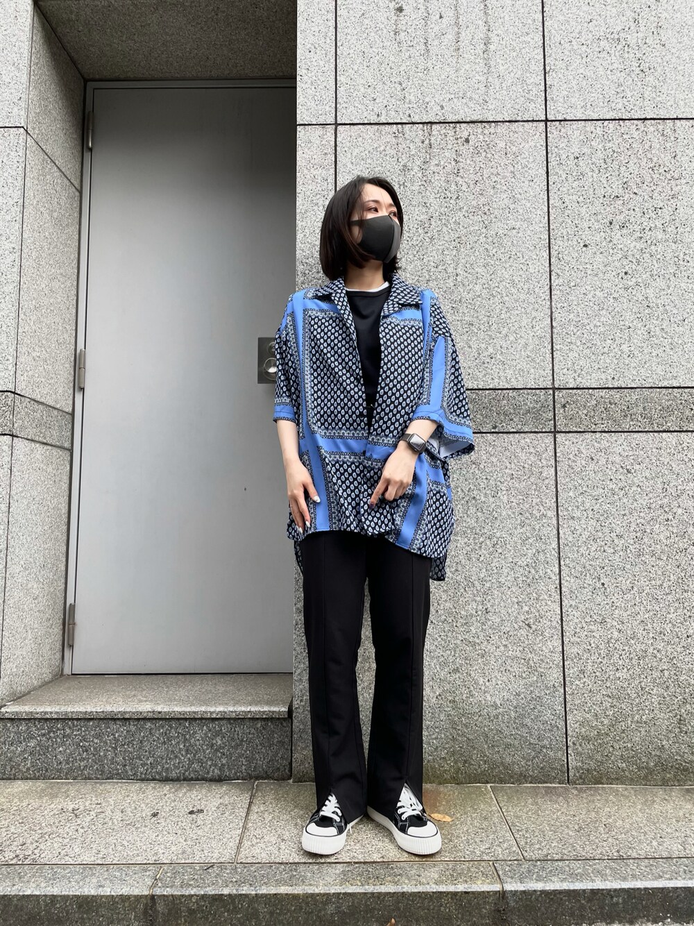 「スニーカー、ブルー、柄シャツ、スラックス、メンズライク、パンツスタイル、フレアパンツ、夏コーデ、ノースリーブ、雨の日コーデ」｜「DANKE SCHONのDankeSchon/ダンケシェーン/パネルペイズリー半袖シャツ（シャツ/ブラウス、ブルー系）」を使った、ゆうさん（レディース・157cm）の夏コーディネートの1枚目の写真