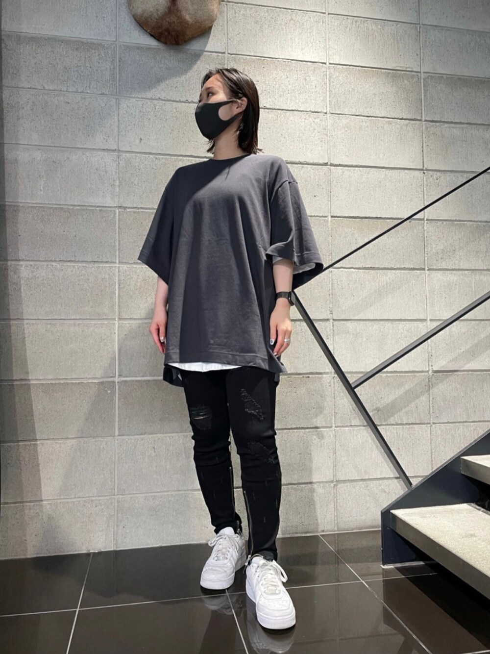「シンプル、Tシャツ、モノトーン、レイヤードスタイル、白スニーカー、スキニーデニム、ダメージデニムパンツ、雨の日コーデ、無地T」｜「WHITELANDのWHITELAND/ホワイトランド/タグTシャツ（Tシャツ/カットソー、ブラック系）」を使った、ゆうさん（レディース・157cm）の夏コーディネートの1枚目の写真