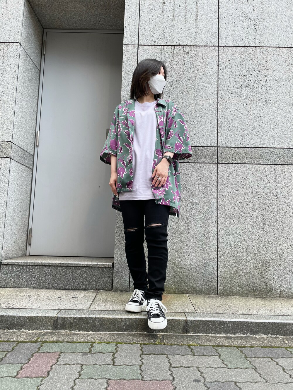 「スニーカー、柄シャツ、メンズライク、デニムパンツ、パステルカラー、スキニーデニム、シャツスタイル、夏コーデ、爽やかコーデ、半袖シャツ」｜「DANKE SCHONのアイテム（Tシャツ/カットソー、パープル系）」を使った、ゆうさん（レディース・157cm）の夏コーディネートの1枚目の写真