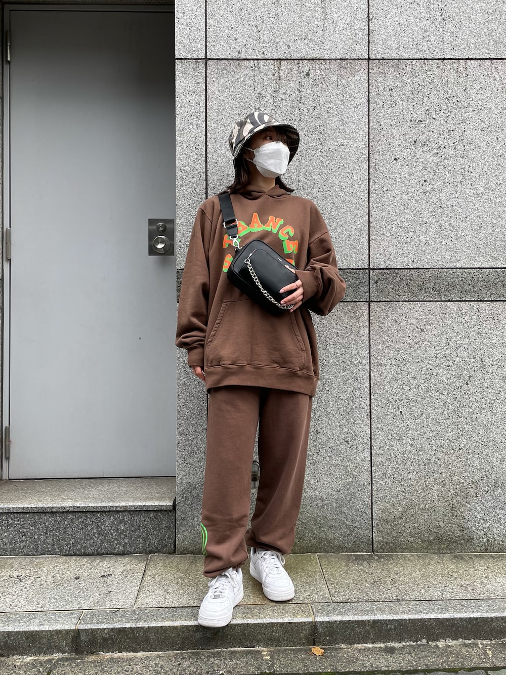 「スウェットパンツ、セットアップ、ショルダーバッグ、パーカー、メンズライク、ユニセックス、バケットハット、カメラバッグ、秋コーデ、秋服準備はじめました」｜「WHITELANDのWHITELAND/ホワイトランド/カメラバッグ（ショルダーバッグ、ブラック系）」を使った、ゆうさん（レディース・157cm）の夏コーディネートの1枚目の写真