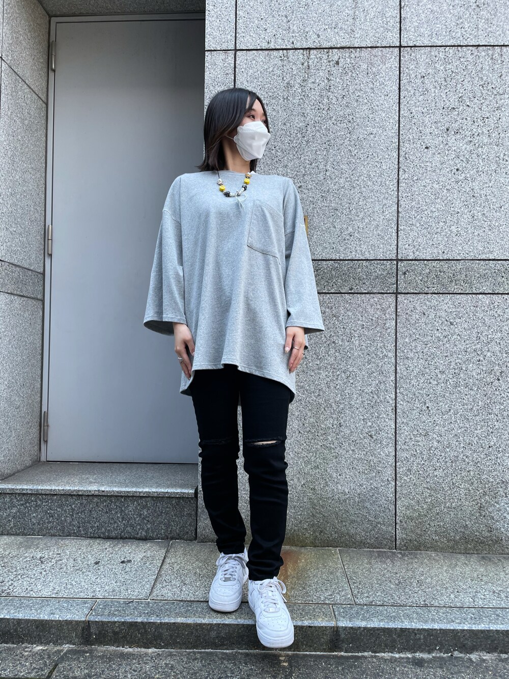 「スニーカー、Tシャツ、モノトーン、オーバーサイズ、メンズライク、パンツスタイル、スキニーデニム、ダメージデニムパンツ、夏コーデ、夏だ！Tシャツ着よう！」｜「DANKE SCHONのDankeSchon/ダンケシェーン/ステッチポケットTシャツ（Tシャツ/カットソー、グレー系）」を使った、ゆうさん（レディース・157cm）の夏コーディネートの1枚目の写真