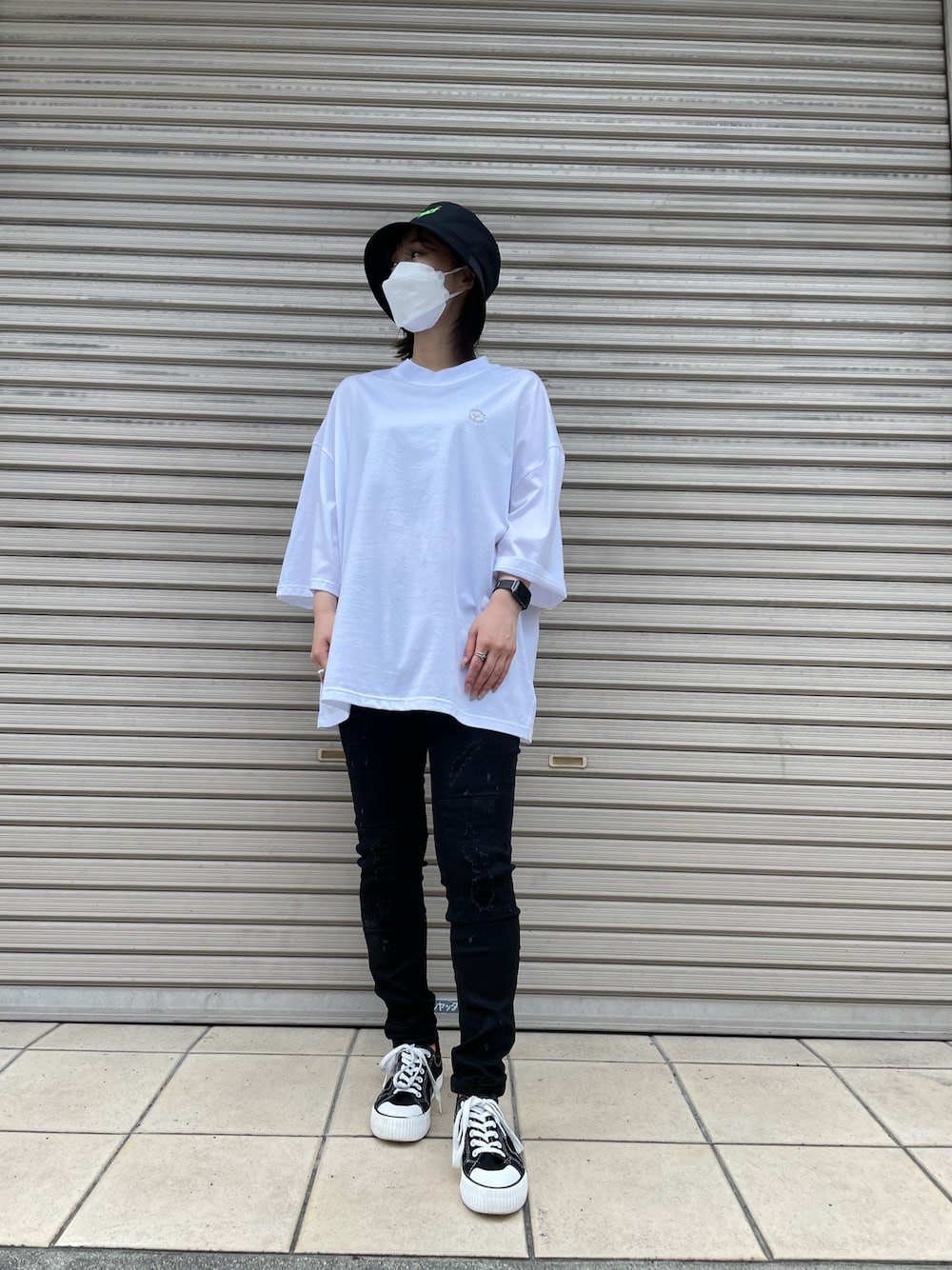 「スニーカー、シンプル、モノトーン、オーバーサイズ、スキニーデニム、ダメージデニムパンツ、夏コーデ、バケットハット、黒スキニー、白Tシャツ」｜「AZS TOKYOのAZS TOKYO/アザストーキョー/"THRASH METAL" LOGO BUCKET (BLACKxNEON)（ハット、ブラック系）」を使った、ゆうさん（レディース・157cm）の夏コーディネートの1枚目の写真