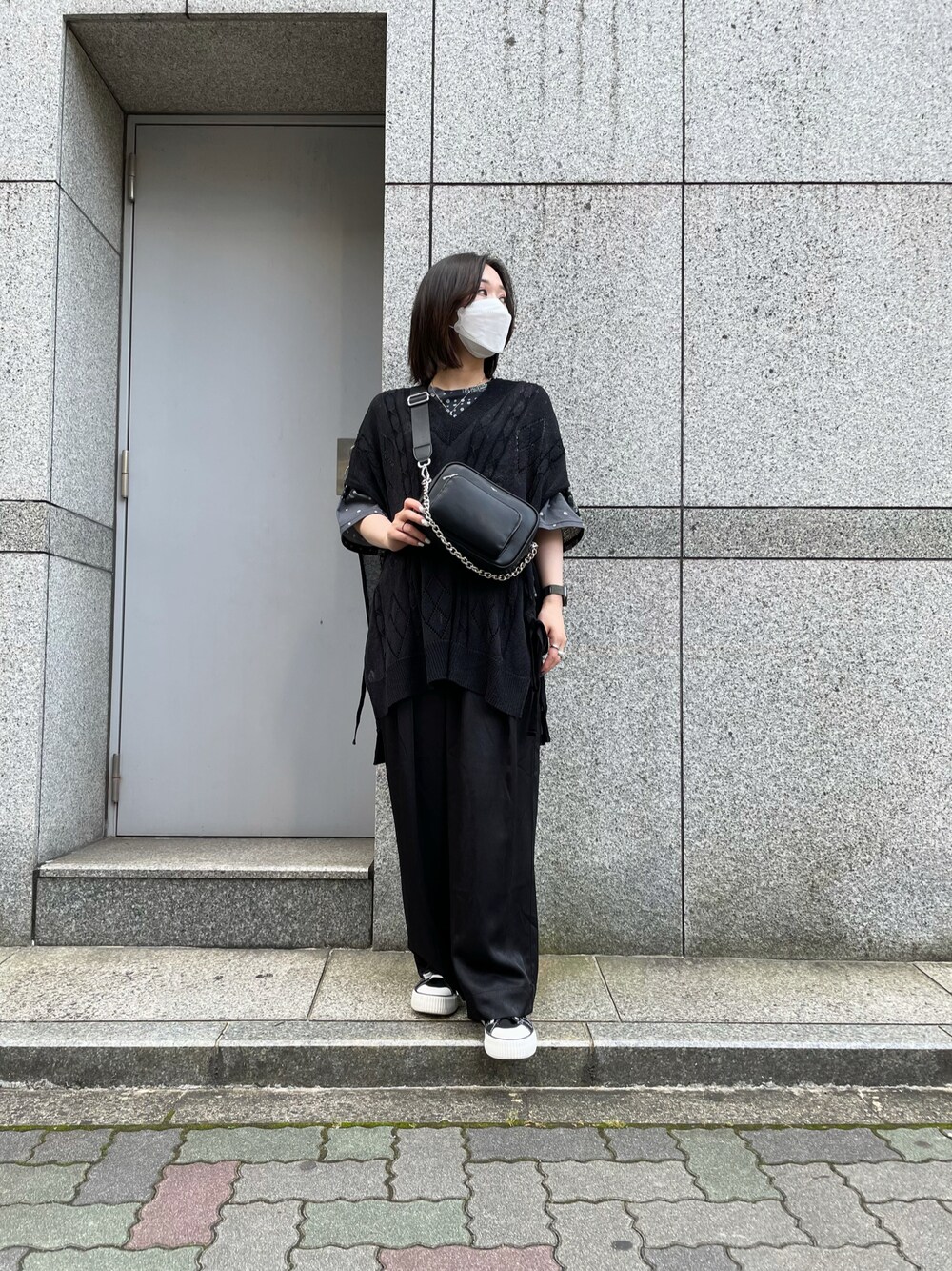 「ブラック、ペイズリー柄、ショルダーバッグ、オールブラック、ベスト、ニットベスト、モード、モードストリート、夏コーデ、ワイトパンツ」｜「WHITELANDのWHITELAND/ホワイトランド/ニューカメラバック/NEW CAMERA BAG（ショルダーバッグ、ブラック系）」を使った、ゆうさん（レディース・157cm）の夏コーディネートの1枚目の写真