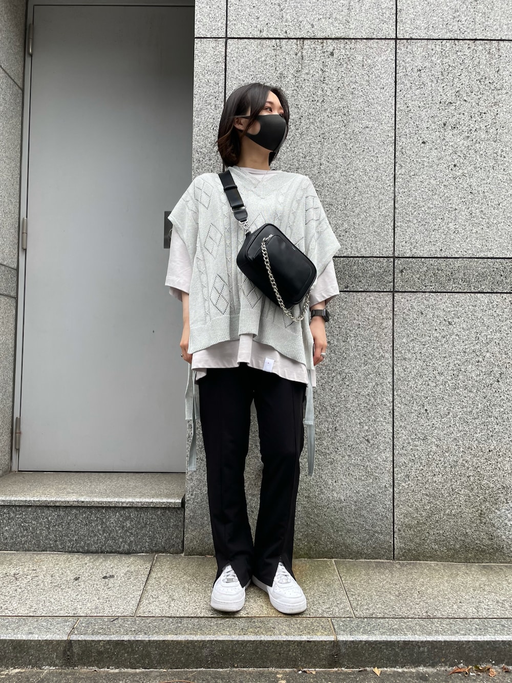 「Tシャツ、スラックス、ニットベスト、ミントグリーン、ユニセックス、パステルカラー、きれいめカジュアル、ミニバッグ、COOLなこのコが仲間入り」｜「Ctr1のCtr1/コントロール/フレアスラックスパンツ（スラックス、ブラック系）」を使った、ゆうさん（レディース・157cm）の夏コーディネートの1枚目の写真