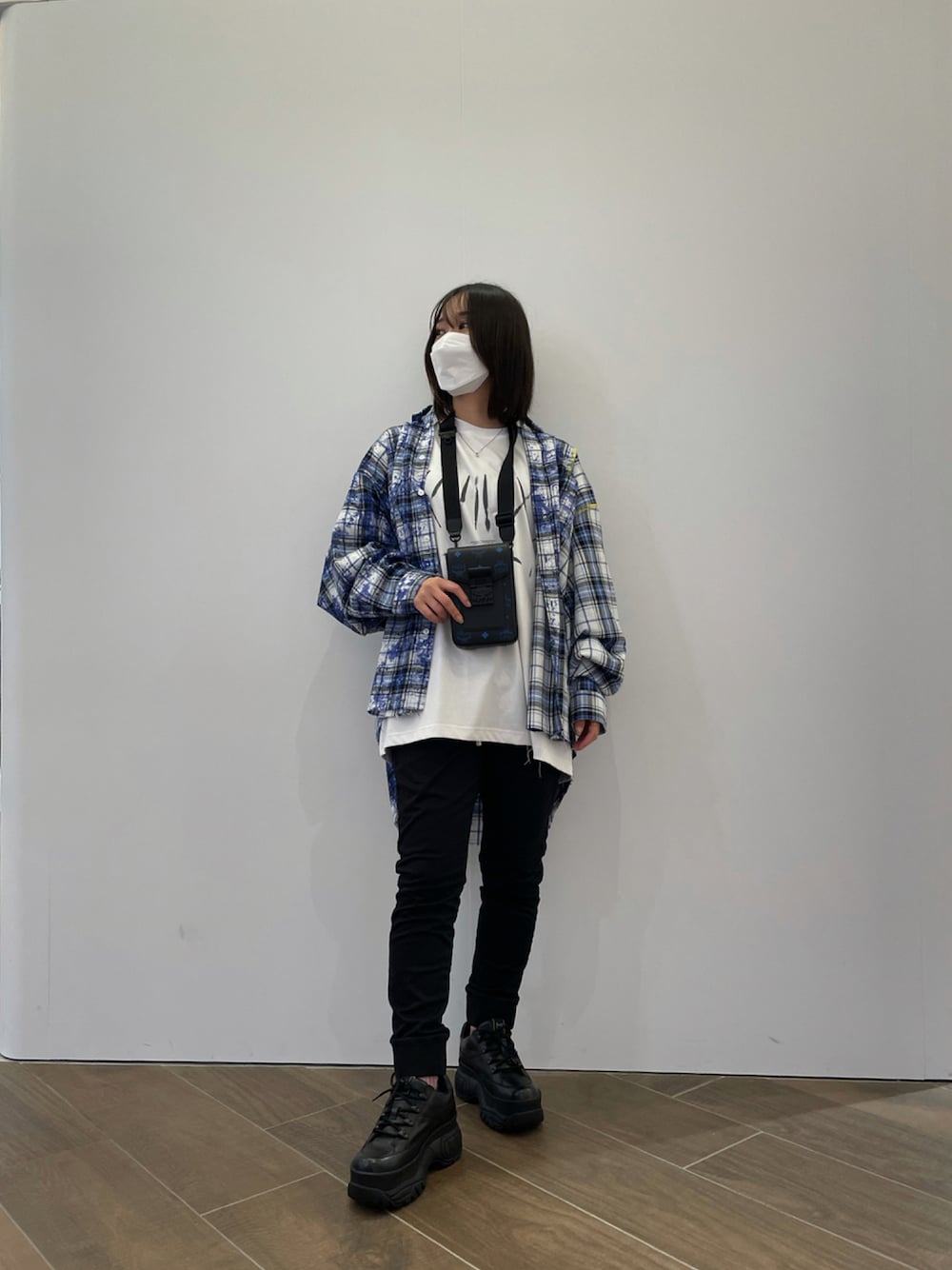 「チェックシャツ、柄シャツ、ショルダーバッグ、オーバーサイズ、メンズライク、厚底、厚底スニーカー、白Tシャツ、秋先取りコーデ、naked Wolfe」｜「MCMのMCM/エムシーエム/〈N/S〉クロスボディバッグ - カラースプラッシュ ヴィセトス（ショルダーバッグ、ブルー系）」を使った、ゆうさん（レディース・157cm）の夏コーディネートの1枚目の写真