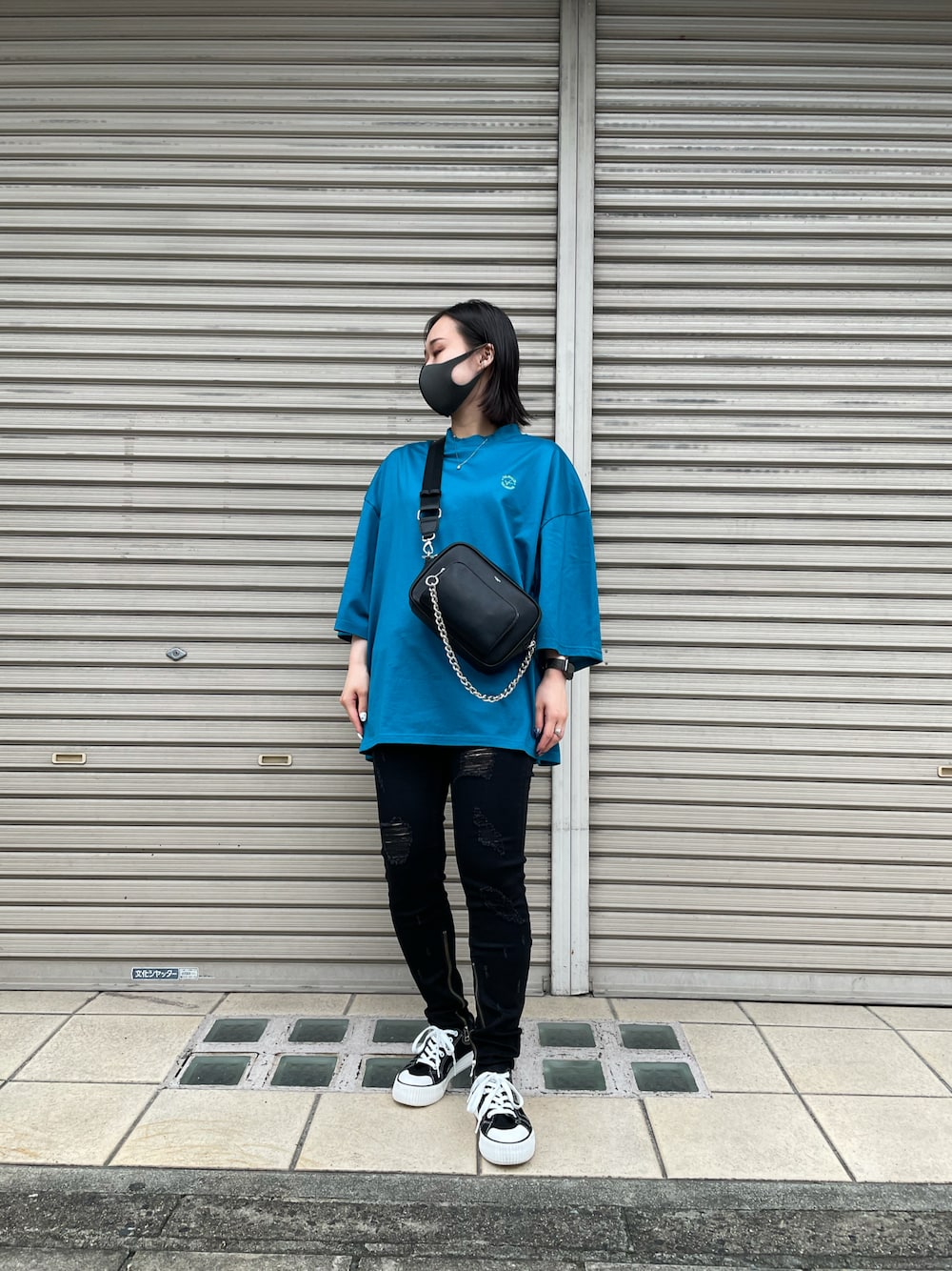 「スニーカー、ブルー、ショルダーバッグ、Tシャツ、スキニーデニム、夏コーデ、カメラバッグ、アクセントカラー、モックネック、COOLなこのコが仲間入り」｜「WHITELANDのWHITELAND/ホワイトランド/ニューカメラバック/NEW CAMERA BAG（ショルダーバッグ、ブラック系）」を使った、ゆうさん（レディース・157cm）の夏コーディネートの1枚目の写真