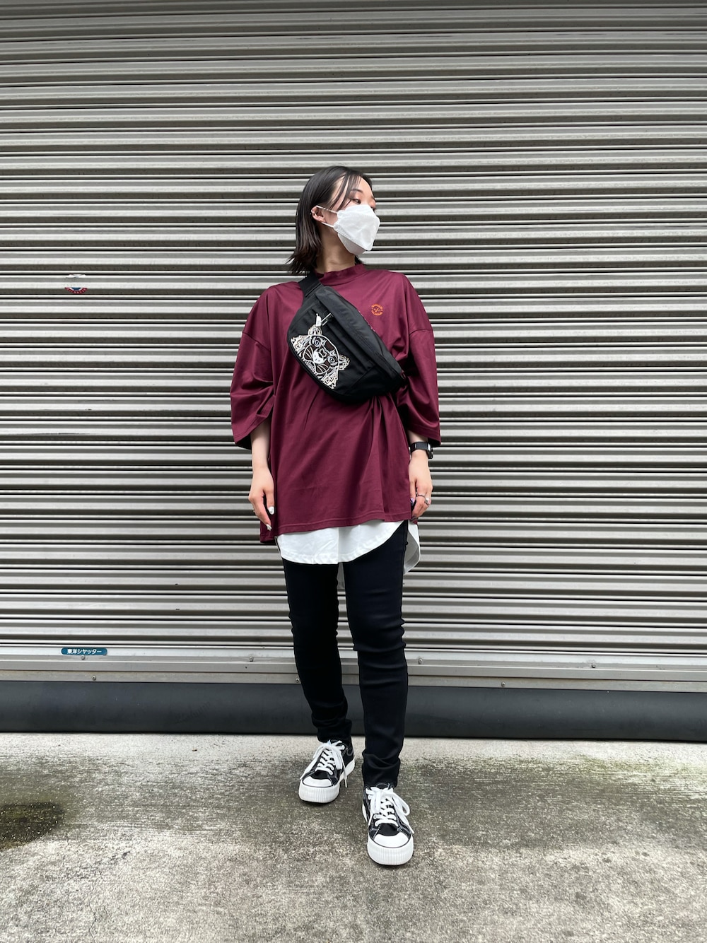 「スキニーデニム、黒スキニー、レイヤードスタイル、Tシャツ、夏、カジュアル、ボディバッグ、スニーカー、メンズライク、オーバーサイズ」｜「KENZOのアイテム（ボディバッグ/ウエストポーチ、ブラック系）」を使った、ゆうさん（レディース・157cm）の夏コーディネートの1枚目の写真