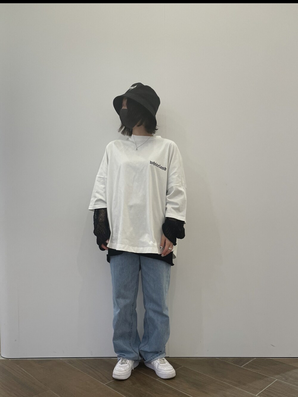 「ビッグシルエット、ロゴT、レイヤードスタイル、オーバーサイズ、デニムパンツ、白スニーカー、夏コーデ、バケットハット、白Tシャツ、韓国ファッション」｜「kimhekimのアイテム（デニムパンツ、ブルー系）」を使った、ゆうさん（レディース・157cm）の夏コーディネートの1枚目の写真