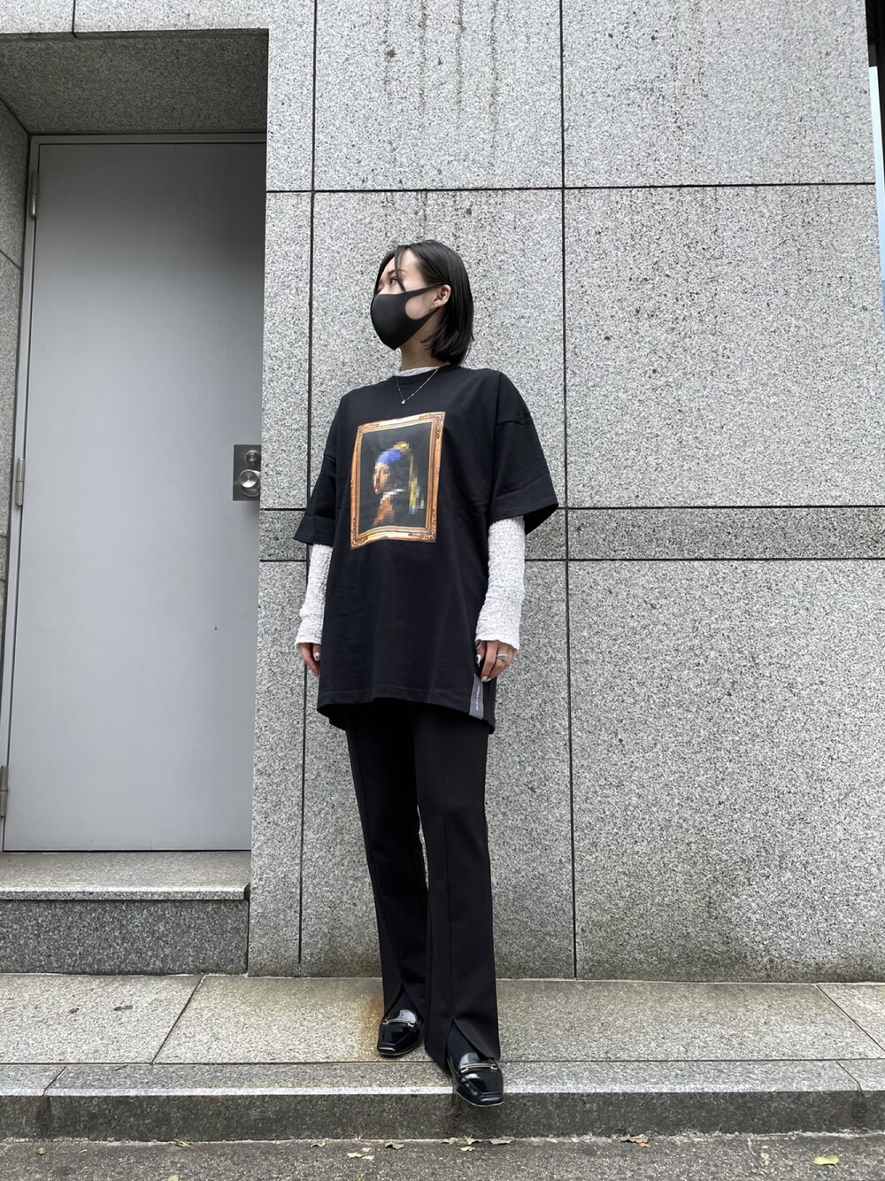 「重ね着、Tシャツ、スラックス、モノトーン、オーバーサイズ、プリントT、個性派、デザイントップス、韓国ファッション」｜「Ctr1のCtr1/コントロール/フレアスラックスパンツ（その他パンツ、ブラック系）」を使った、ゆうさん（レディース・157cm）の夏コーディネートの1枚目の写真
