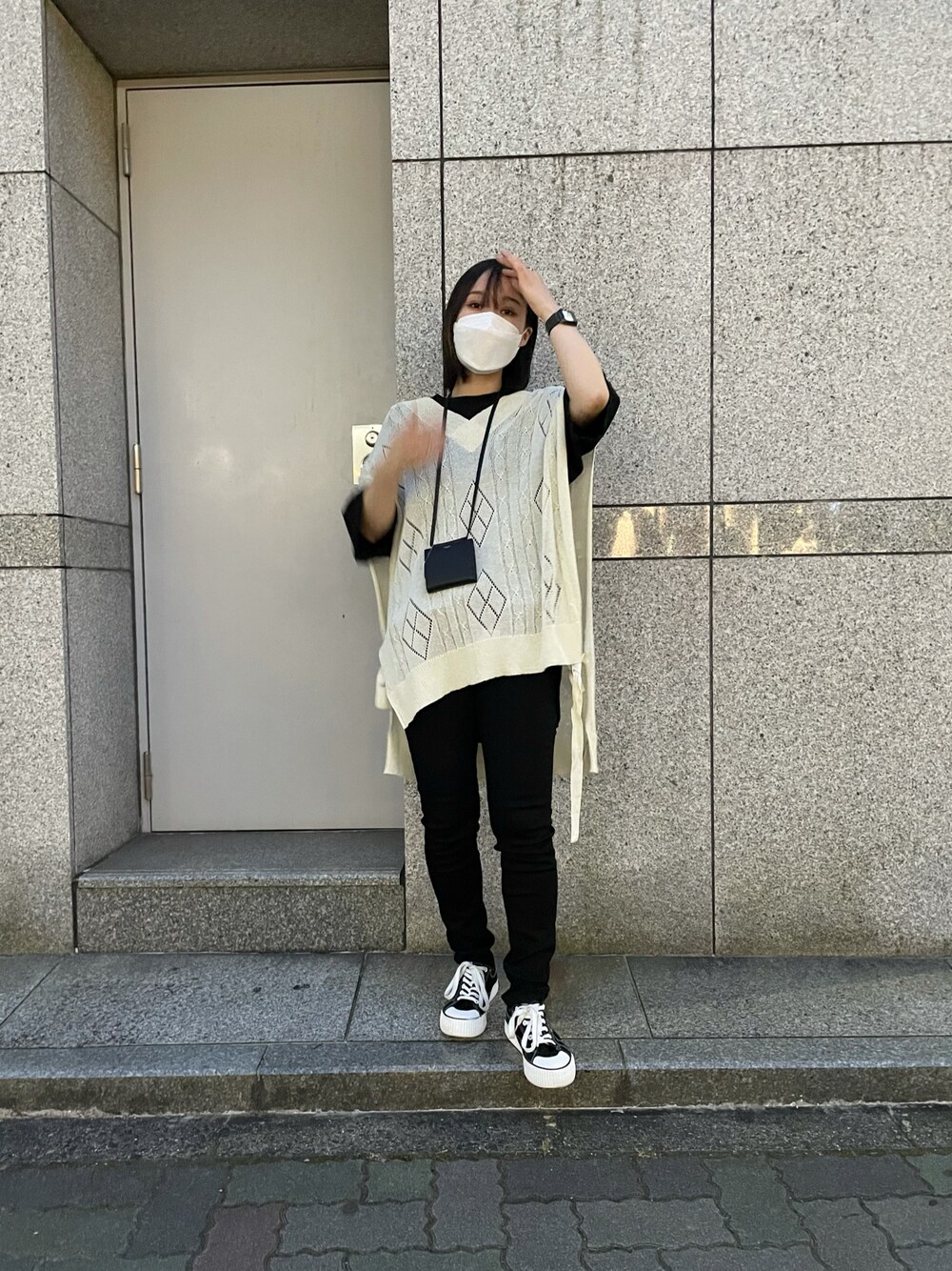 「シンプル、ベスト、モノトーン、ニットベスト、スキニーデニム、夏コーデ、ビッグT、無地T、オトナカジュアル、夏だ！Tシャツ着よう！」｜「DANKE SCHONのDankeSchon/ダンケシェーン/ベーシックスキニーパンツ（デニムパンツ、ブラック系）」を使った、ゆうさん（レディース・157cm）の夏コーディネートの1枚目の写真