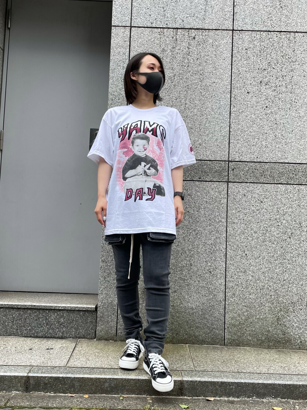 「スニーカー、ビッグシルエット、Tシャツ、ストリート、ヴィンテージ、オーバーサイズ、メンズライク、プリントT、ヴィンテージ加工、23.65」｜「DANKE SCHONのDankeSchon/ダンケシェーン/バイオウォッシュフラップパンツ（カーゴパンツ、グレー系）」を使った、ゆうさん（レディース・157cm）の夏コーディネートの1枚目の写真
