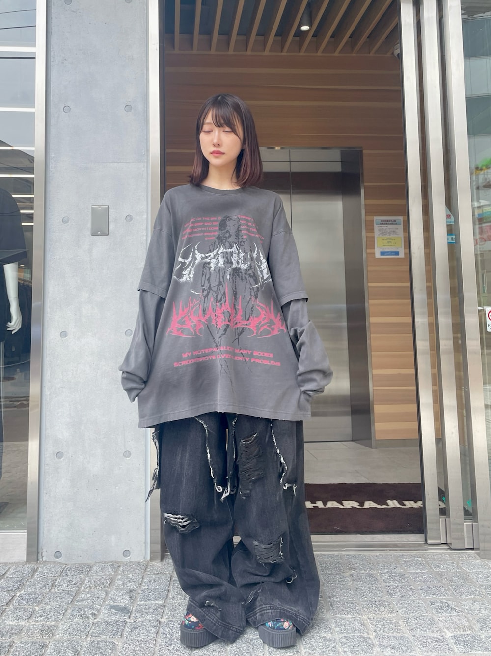 グレー系のTシャツ/カットソー、ブラック系のデニムパンツを着用したレディースの夏コーディネートの1枚目の写真