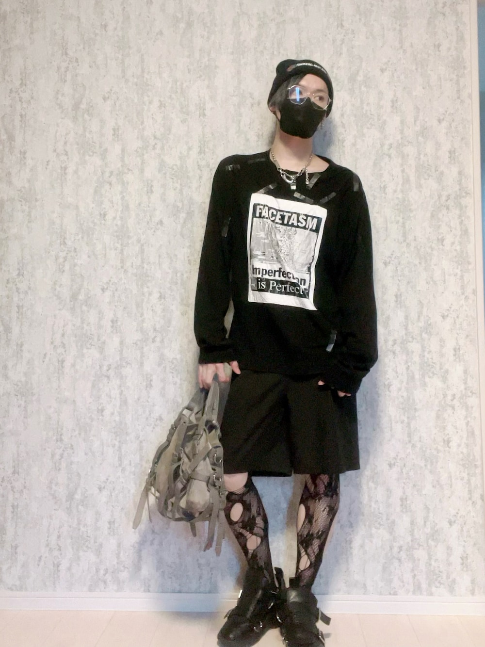 「オーバーサイズ、秋服、メンズファッション、おしゃれさんと繋がりたい、カジュアルコーデ、ガーリー、黒」｜「FACETASMのアイテム（Tシャツ/カットソー、ブラック系）」を使った、ゆたろさん（メンズ・169cm）の秋コーディネートの1枚目の写真