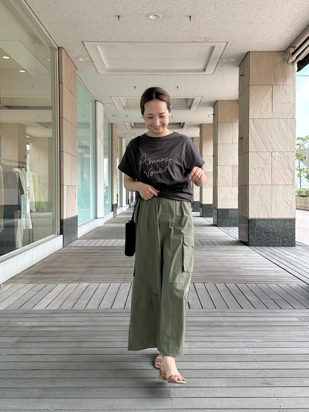 グレー系のTシャツ/カットソー、グリーン系のスカートを着用したレディースの夏コーディネートの1枚目の写真