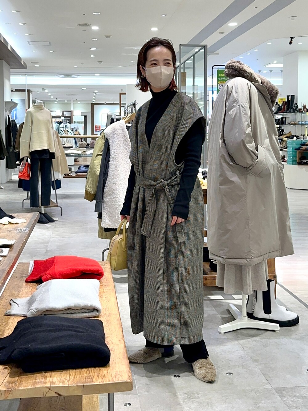 「冬のコーデ、大人カジュアル、カジュアルコーデ、きれいめカジュアル、オフィスカジュアル、オトナ女子、ワンピース、モノトーン、チェック、ママコーデ、ピュアルセシン、キレイめ、ハイネック、大人コーデ、40代ファッション」｜「earthyの【earthy_】オーガニックコットンテレコタートル（Tシャツ/カットソー、ブラック系）」を使った、seinoooさん（レディース・160cm）の冬コーディネートの1枚目の写真