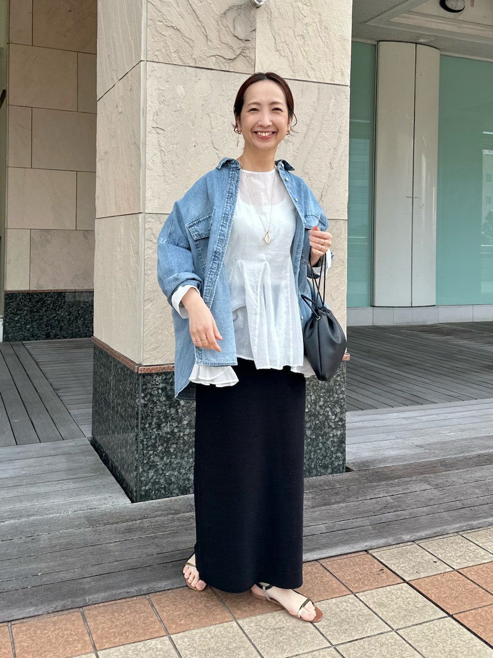 「デニムシャツ、ブラウス、フレア、ナロースカート、シンプルコーデ、モノトーン、オトナカジュアル、オトナ女子、きれいめカジュアル、ワントーンコーデ、春コーデ、ママコーデ、ピュアルセシン、レイヤードスタイル、巾着バッグ」｜「PUAL CE CINのヴィンテージライクデニムシャツ（シャツ/ブラウス、ブルー系）」を使った、seinoooさん（骨格ウェーブ・レディース・160cm）の春コーディネートの1枚目の写真