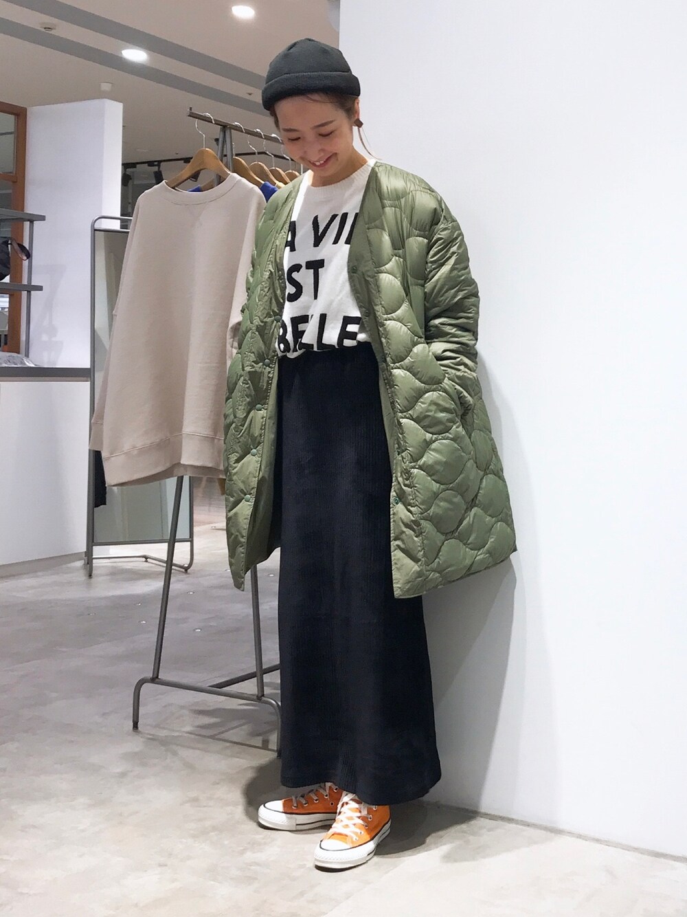「大人カジュアル、お出かけコーデ、ラクチンコーデ、冬コーデ、オトナカワイイ、オトナカジュアル、モノトーン、ダウンジャケット、キルティング、ママコーデ、ピュアルセシン、コーデュロイ、スカート、コンバース、ニット」｜「RACALのRACAL/Roll Knit Cap（ニットキャップ/ビーニー、ブラック系）」を使った、seinoooさん（レディース・160cm）の秋コーディネートの1枚目の写真