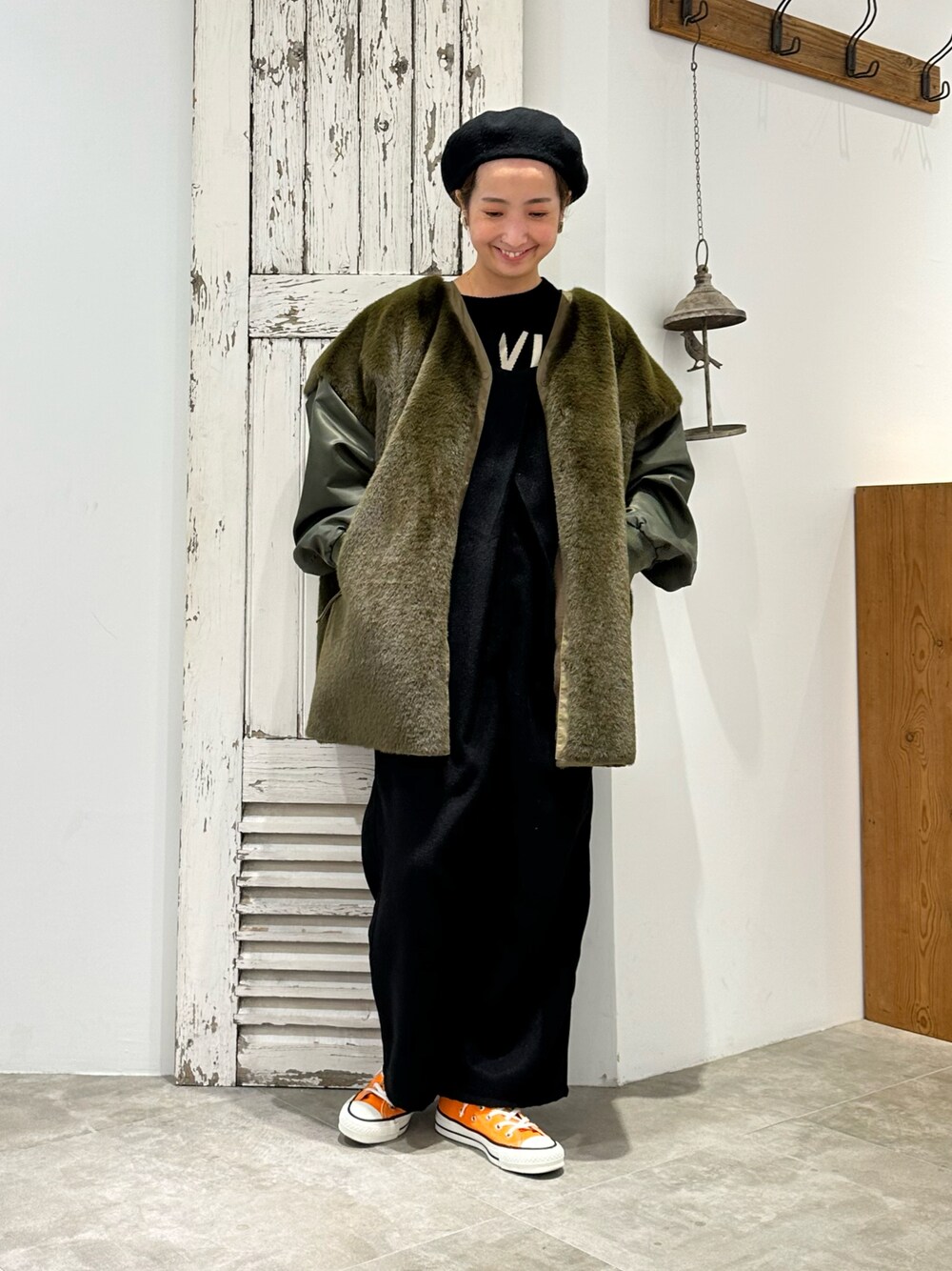 「大人カジュアル、サロペット、ロゴニット、ブラック、ミリタリー、ファージャケット、コンバース、レイヤードスタイル、ビッグシルエット、カーキ、イエベ秋、モノトーン、ピュアルセシン、ママコーデ、ジャケット」｜「PUAL CE CINのフォックスライクファーミリタリージャケット（ミリタリージャケット、グリーン系）」を使った、seinoooさん（レディース・160cm）の秋コーディネートの1枚目の写真