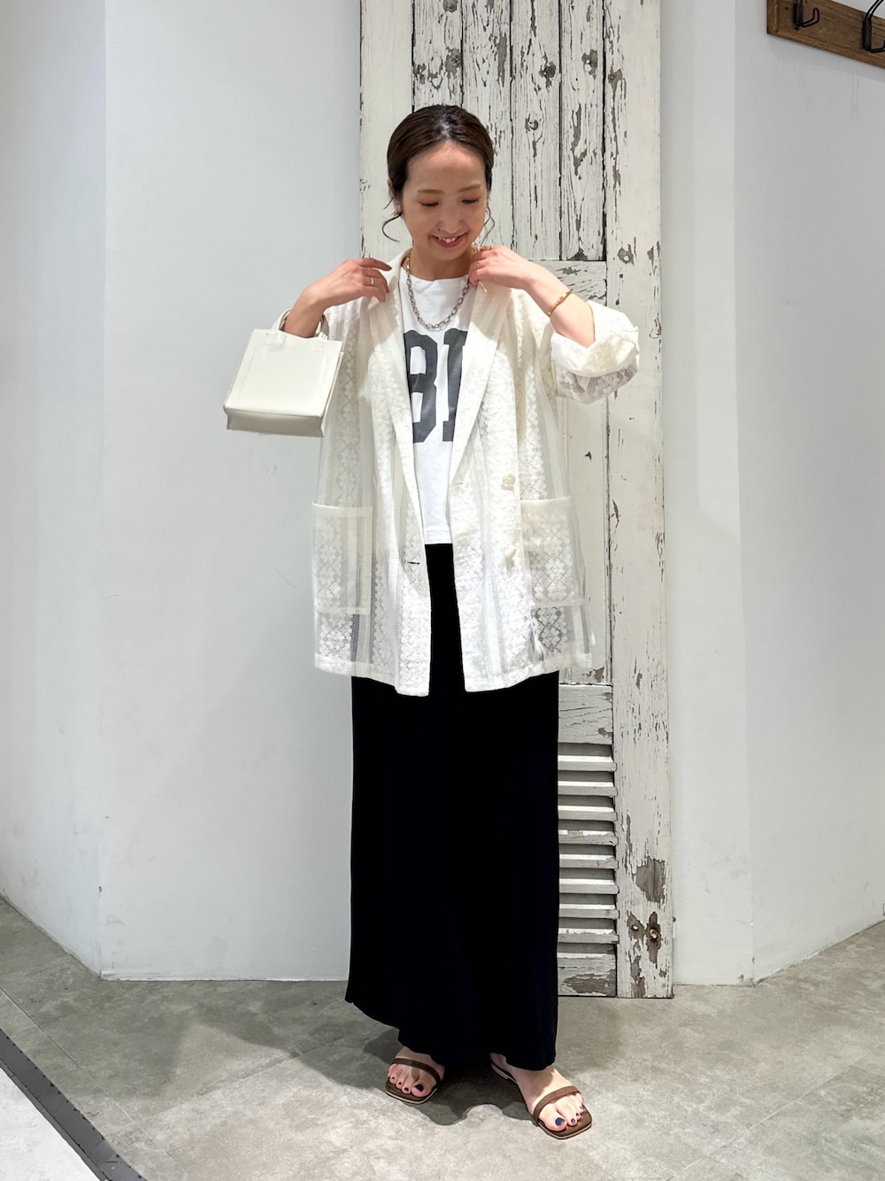 ホワイト系のTシャツ/カットソー、ホワイト系のテーラードジャケット、ブラック系のスカートを着用したレディースの夏コーディネートの1枚目の写真