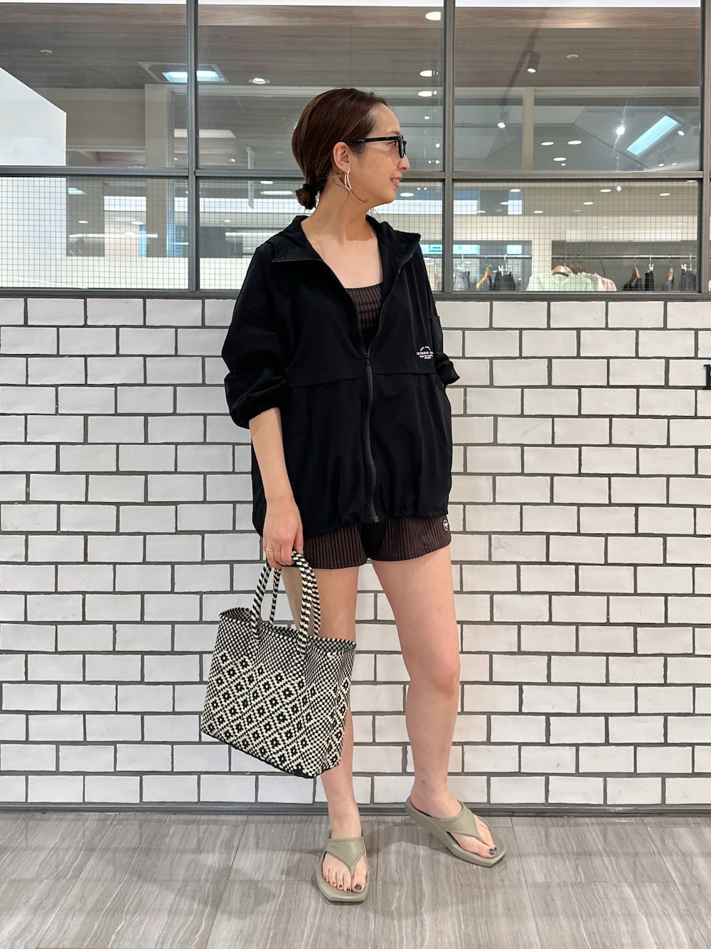 「ジップパーカー、水陸両用、ナイロンパーカー、水着、夏コーデ、海、プール、ラッシュガード、ピュアルセシン、サンダル、ママコーデ」｜「PUAL CE CINの【水陸両用】ナイロンストレッチパーカー（ラッシュガード、ブラック系）」を使った、seinoooさん（骨格ウェーブ・レディース・160cm）の春コーディネートの1枚目の写真