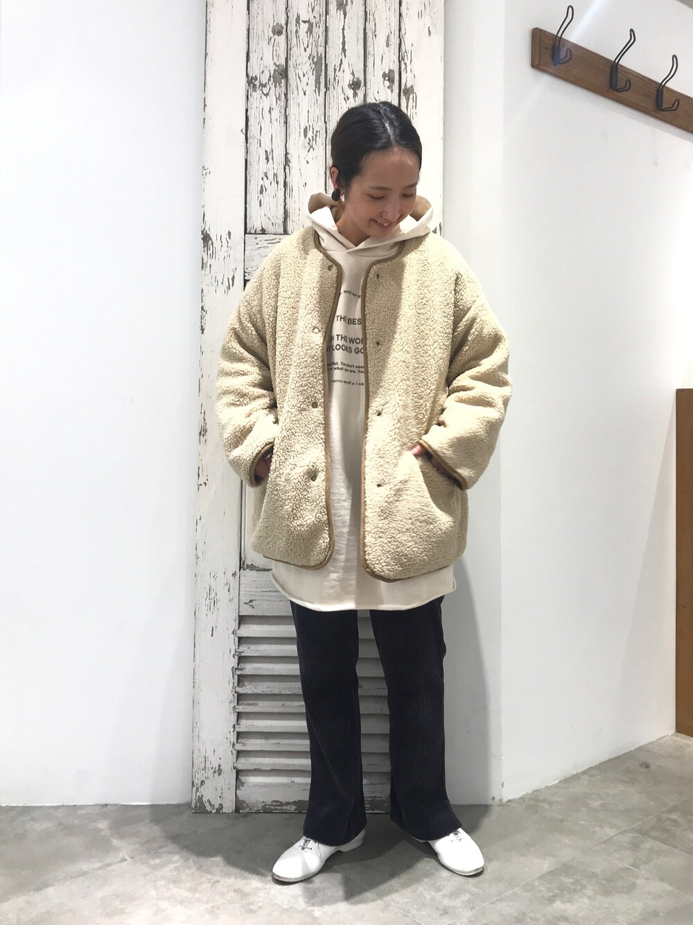 「私の推しブランド、カジュアルコーデ、着回しコーデ、パンツスタイル、パンツコーデ、オトナカジュアル、ナチュラル、パーカー、ベージュ、ピュアルセシン、シンプル、ゆるコーデ、フーディー、ボアジャケット、キルティング」｜「PUAL CE CINのキルト×ボアリバーシブルコート（ノーカラーコート、ベージュ系）」を使った、seinoooさん（レディース・160cm）の冬コーディネートの1枚目の写真