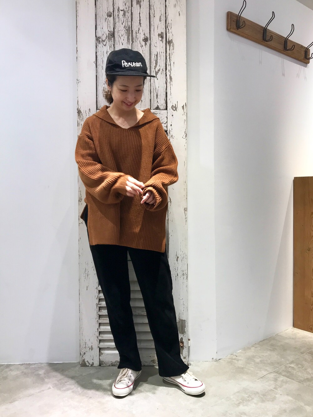「冬のコーデ、休日スタイル、新年一発目、オトナカジュアル、カジュアル、ニット、セーラーカラー、キャップ、シンプル、ピュアルセシン、メンズライク、スニーカー、ゆるコーデ、キャメル、ブラック」｜「PUAL CE CINのセーラーカラー畦ニットプルオーバー（ニット/セーター、イエロー系）」を使った、seinoooさん（レディース・160cm）の冬コーディネートの1枚目の写真