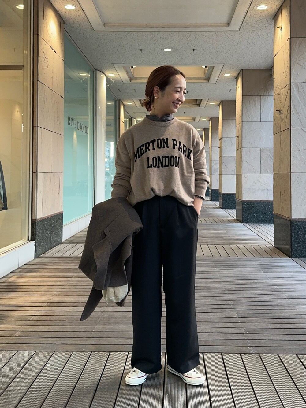 「ニット、フリル襟、ブラウス、シャツ、レイヤードスタイル、タックパンツ、ラフ、オトナカジュアル、オトナ女子、きれいめカジュアル、ニットコーデ、ナチュラル、ロゴニット、ピュアルセシン、骨格ウェーブ」｜「PUAL CE CINのロゴインターシャニットプルオーバー（ニット/セーター、ベージュ系）」を使った、seinoooさん（レディース・160cm）の冬コーディネートの1枚目の写真