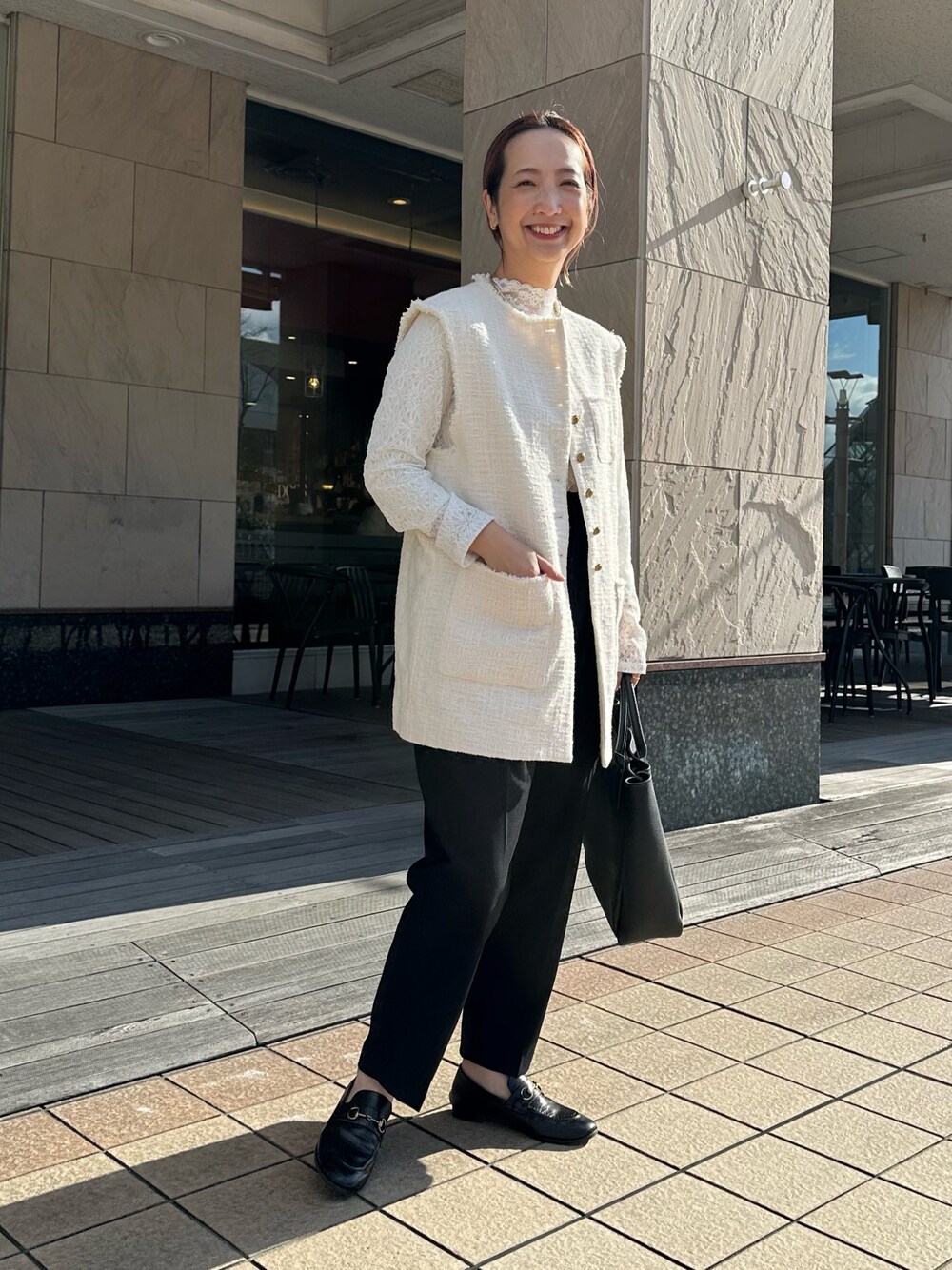 「卒業式、入学式、オケージョン、セレモニー、春コーデ、ハレの日、ツイード、ジレ、レース、テーパードパンツ、ビットローファー、モノトーン、キレイめ、シンプルコーデ、ママコーデ」｜「PUAL CE CINのコットンツイードベスト（ベスト、ホワイト系）」を使った、seinoooさん（レディース・160cm）の冬コーディネートの1枚目の写真