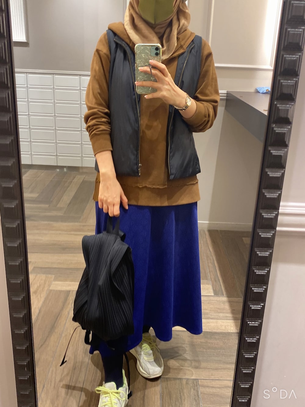 「hijabstyle、HijabiFashion、hijab、ハイキング、ハイキングスタイル、カジュアル、カジュアルコーデ、カジュアルスタイル、秋のコーデ、秋コーデ」｜「PLEATS PLEASEのアイテム（バックパック/リュック、ブラック系）」を使った、Fashion junky  さん（レディース・160cm）の秋コーディネートの1枚目の写真