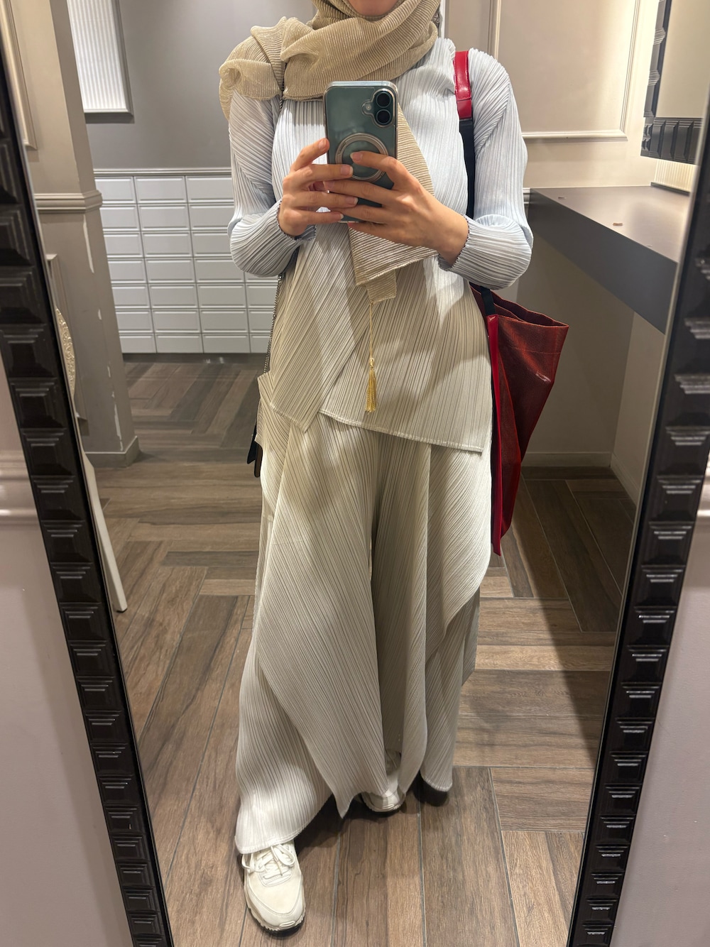 PLEATS PLEASEのタンクトップを使った人気ファッションコーディネート