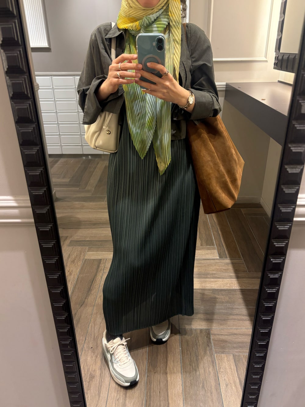 HOMME PLISSE ISSEY MIYAKEのマフラーを使った人気ファッション