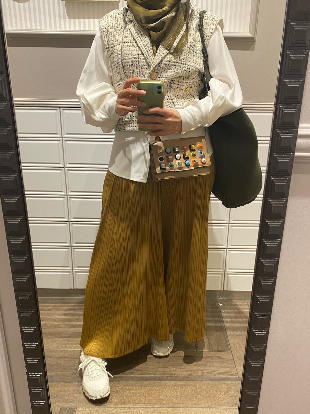 「オトナカジュアル、春夏コーデ、きれいめカジュアル、今日のコーデ、パンツコーデ、プリーツパンツ、プリーツ、hijab、hijabstyle、HijabiFashion、重ね着」｜「PLEATS PLEASEのアイテム（その他パンツ、ブラウン系）」を使った、Fashion junky  さん（レディース・160cm）の春コーディネートの1枚目の写真