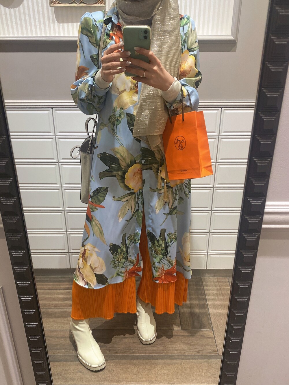 「春服コーデ、休日コーデ、hijab、HijabiFashion、hijabstyle、ボタニカル柄、ボタニカル、カラフルコーデ、カラー×コーデ、カラーコーデ、柄シャツ、柄ワンピース」｜「JIMMY CHOOのアイテム（ショルダーバッグ、シルバー系）」を使った、Fashion junky  さん（レディース・160cm）の春コーディネートの1枚目の写真