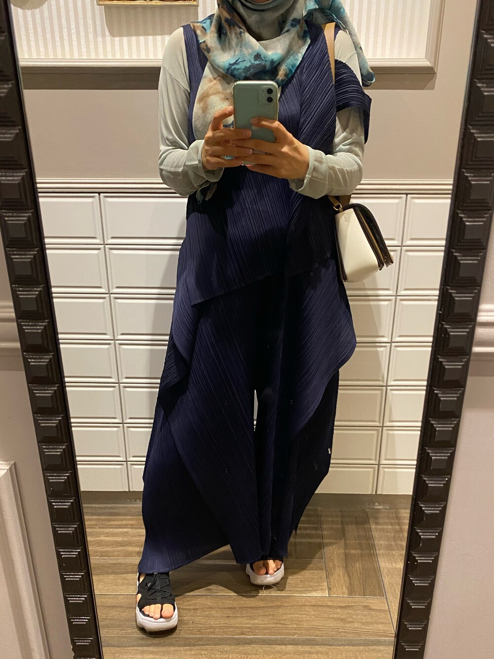 PLEATS PLEASEのタンクトップを使った人気ファッションコーディネート