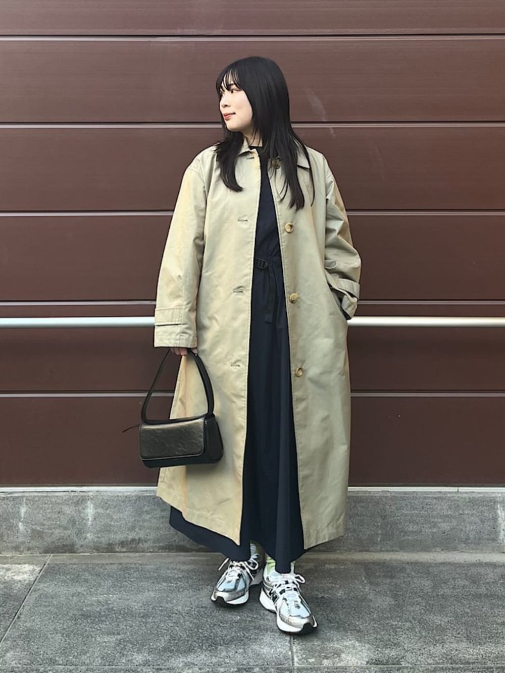 「シップス、シップスエニィ、New Balance、ギャザーワンピース、ショルダーバッグ、ロングコート、ロングコート×ベージュ、春コーデ、春、春アウター、きれいめカジュアル、ワンピース、黒ワンピース、New balance 1906R」｜「MILLERのmiller: ソリッド ソックス（ソックス/靴下、グリーン系）」を使った、工藤さん（レディース・156cm）の春コーディネートの1枚目の写真