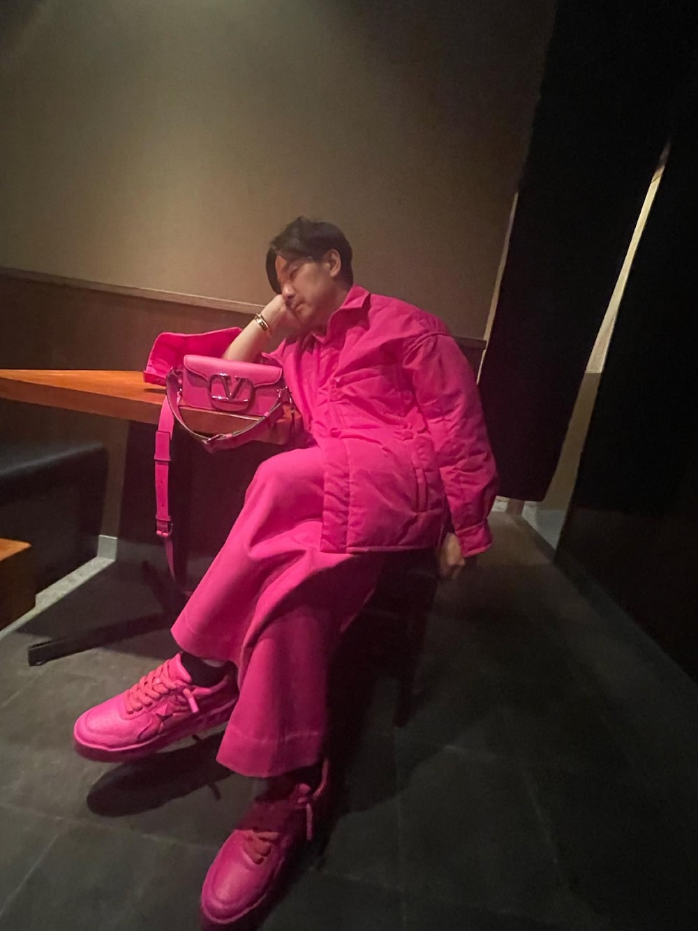 「VALENTINOのアイテム（ナイロンジャケット、ピンク系）」を使った、kennyphkさん（メンズ・170cm）の春コーディネートの1枚目の写真