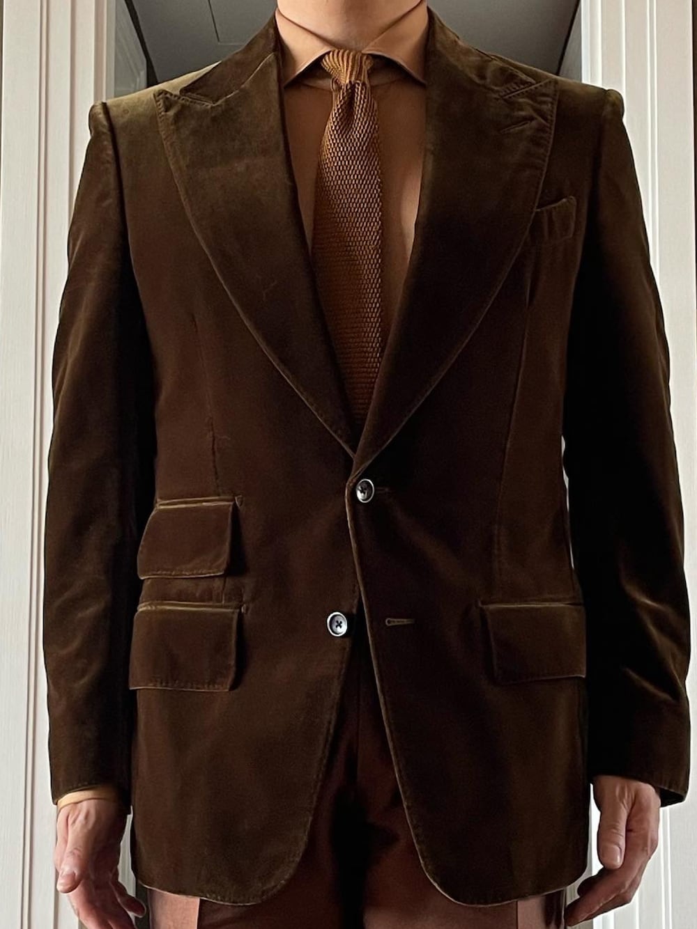 「TOM FORDのアイテム（スーツジャケット、ブラウン系）」を使った、kennyphkさん（メンズ・170cm）の秋コーディネートの1枚目の写真
