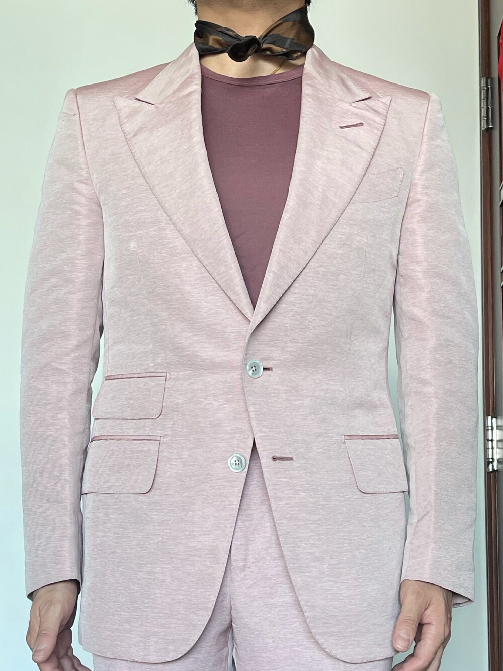 「TOM FORDのアイテム（スーツセット、ピンク系）」を使った、kennyphkさん（メンズ・169cm）の夏コーディネートの1枚目の写真