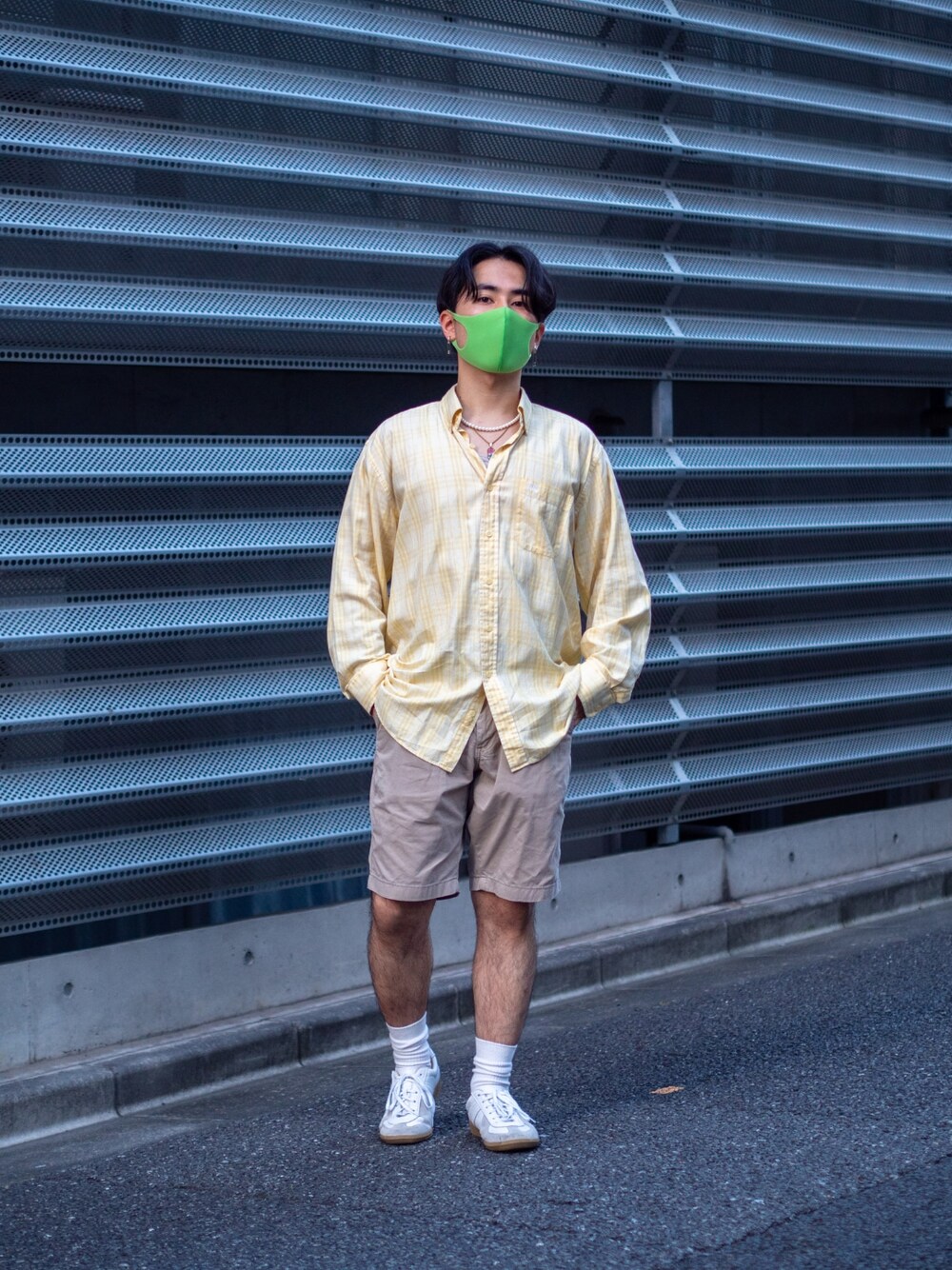 イエロー系のシャツ/ブラウス、ベージュ系のカーゴパンツ、ホワイト系のスニーカーを着用したメンズの夏コーディネートの1枚目の写真