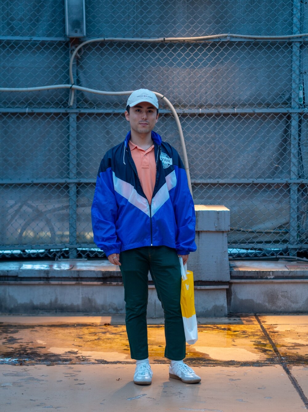 グリーン系のその他パンツ、ブルー系のジャケット/アウター、ホワイト系のスニーカーを着用したメンズの春コーディネートの1枚目の写真