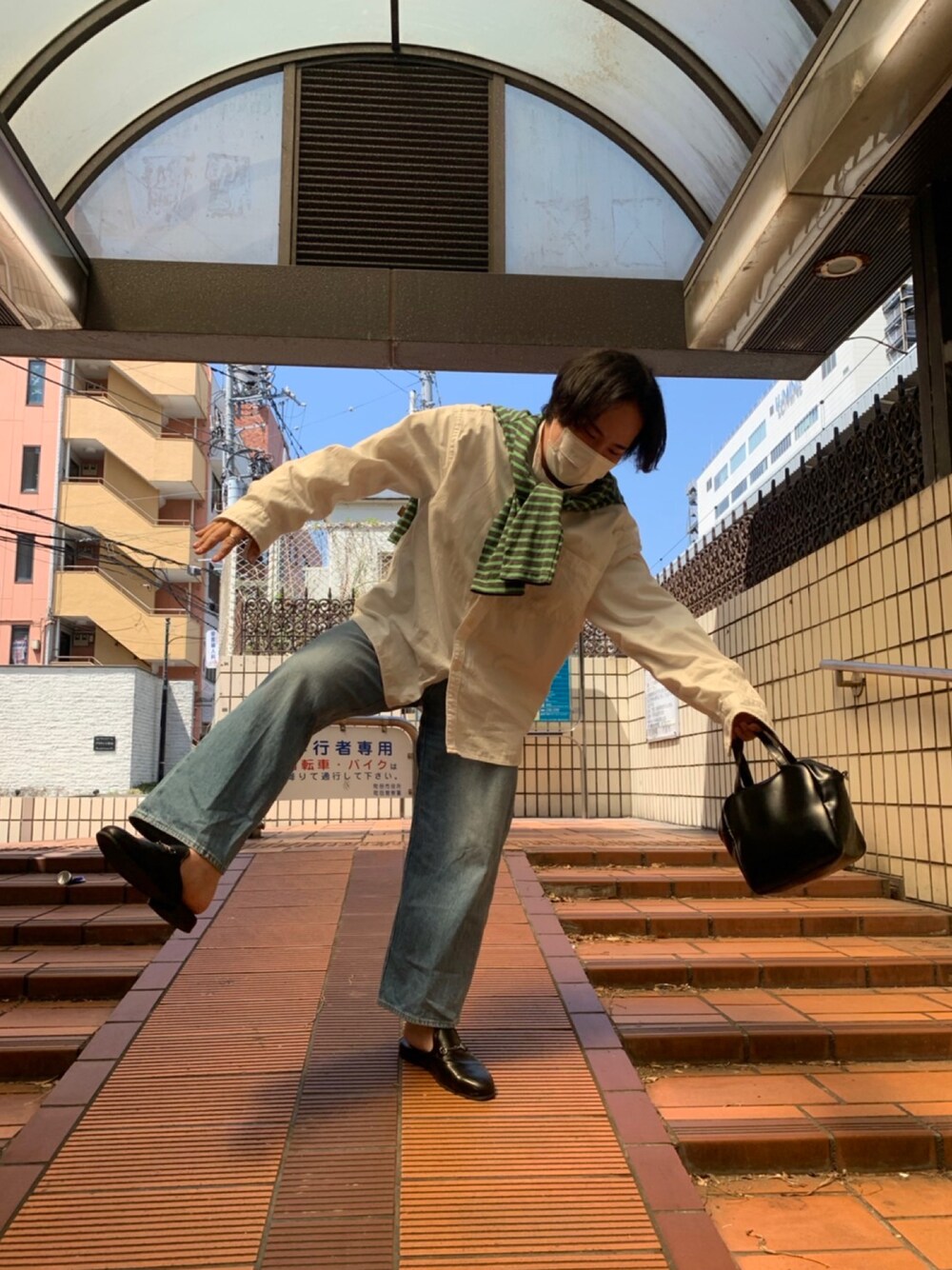 「春、オトナカジュアル、ビッグシルエット、休日スタイル、ワイドデニム、プチプラ、UNIQLO、ミュール、シャツスタイル、肩掛け」｜「AZUL by moussyのBIT FAKE LEATHER SANDALS/ビットフェイクレザーサンダル（サンダル、ブラック系）」を使った、NNさん（メンズ・165cm）の春コーディネートの1枚目の写真