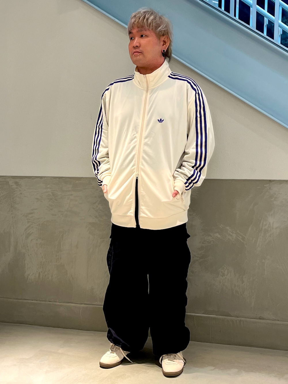 「スニーカー、adidas、ジャージ、アディダス、adidas originals、トラックジャケット、アディダスオリジナルス、ベルン、ベッケンバウアー」｜「adidasのトラックジャケット（ジェンダーニュートラル）（ジャージ、ホワイト系）」を使った、MSさん（メンズ・164cm）の秋コーディネートの1枚目の写真