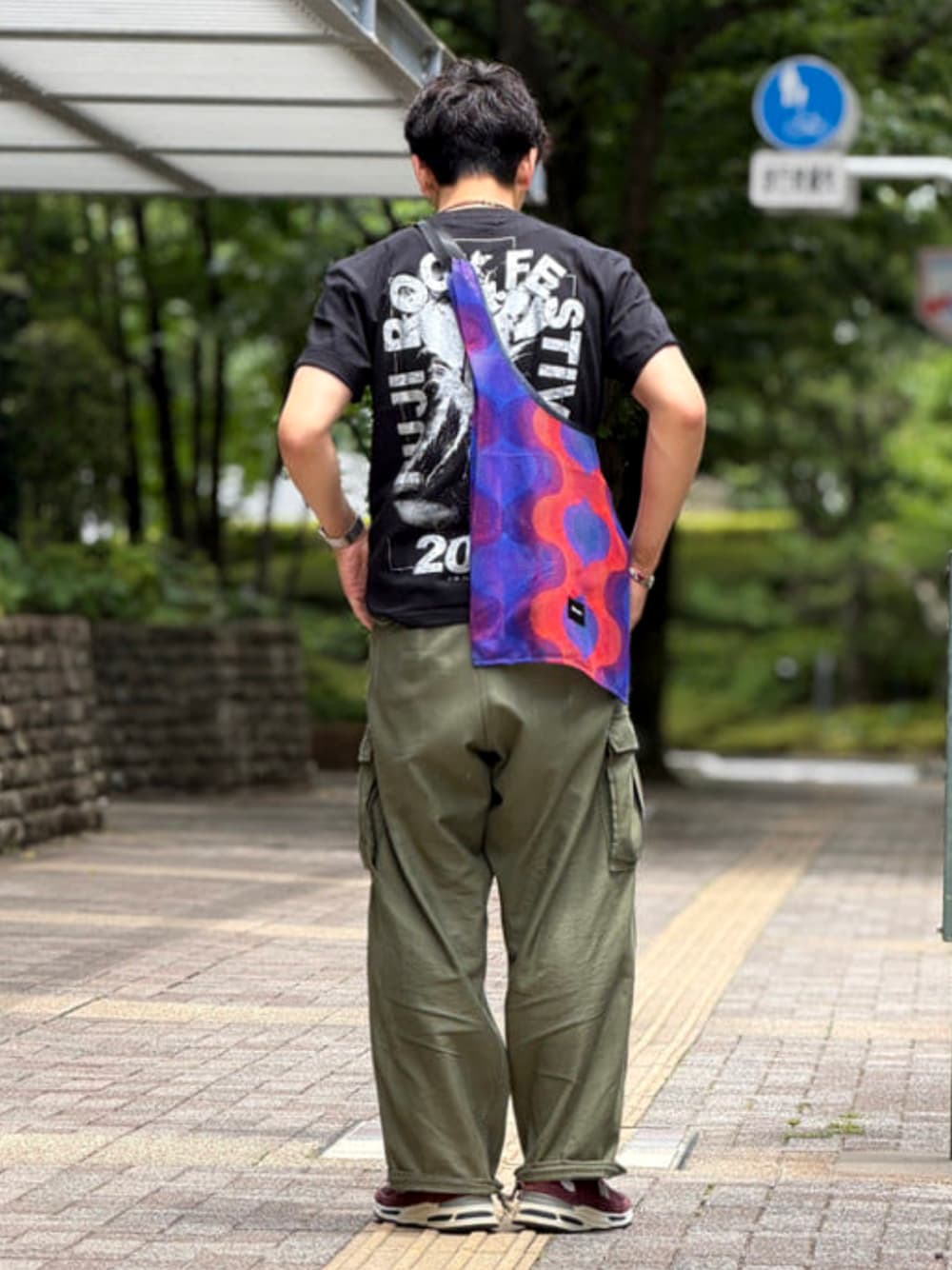レッド系のトートバッグを着用したメンズの夏コーディネートの1枚目の写真