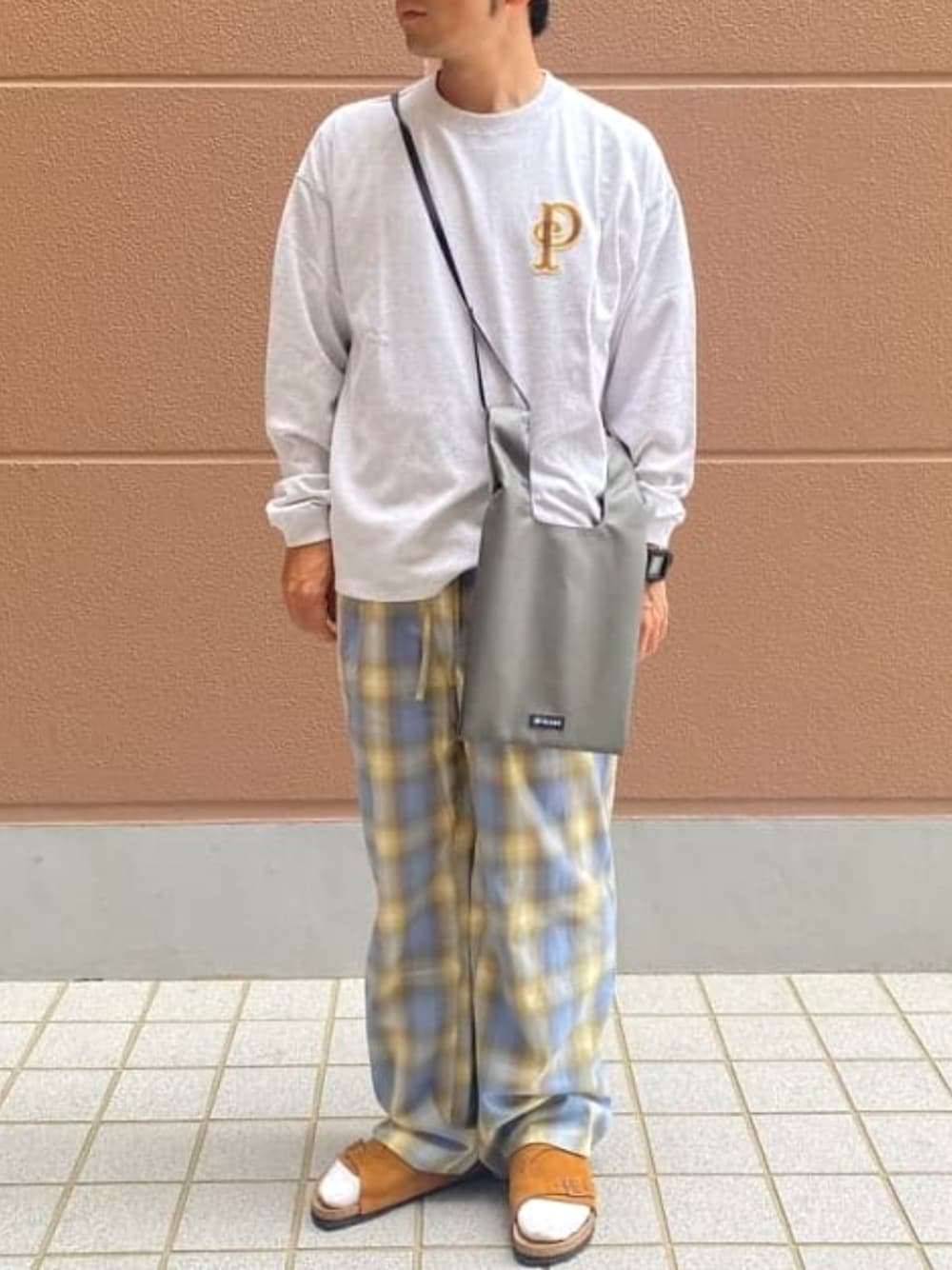 グレー系のエコバッグ/サブバッグを着用したメンズの秋コーディネートの1枚目の写真